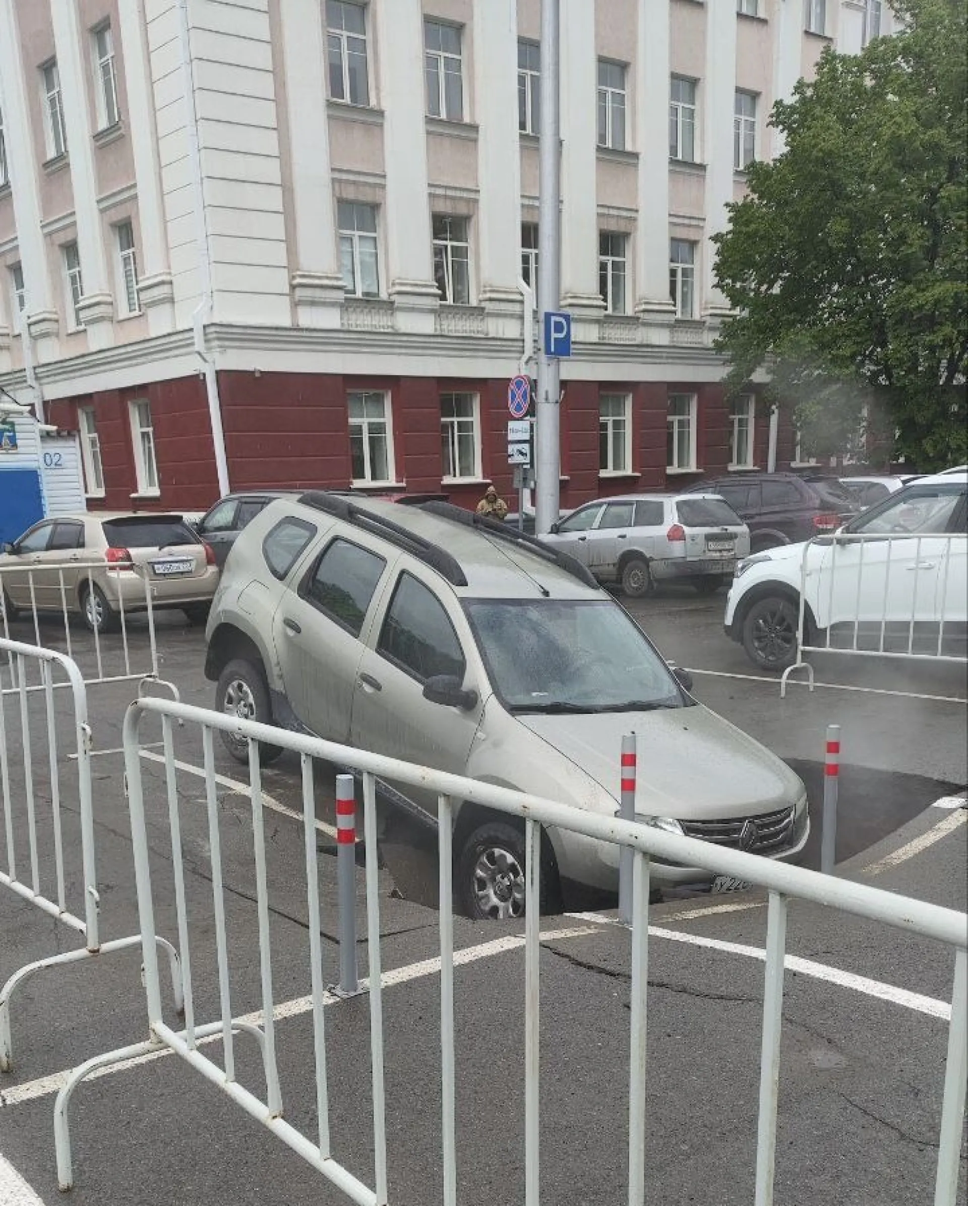 Коммунальные службы приступают к устранению аварии у корпуса Алтайского государственного университета на проспекте Ленина