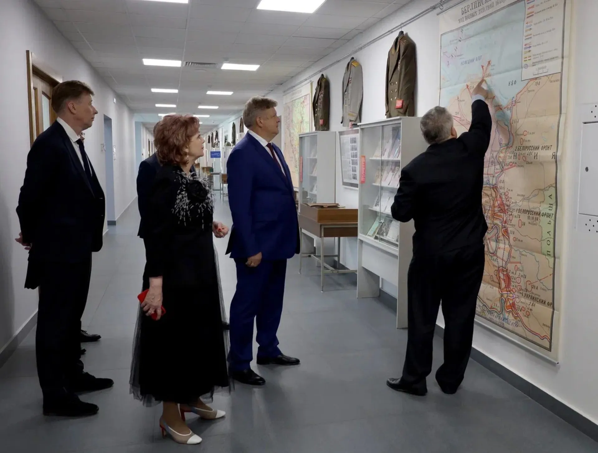 Полпред президента в СФО обсудил с руководителем книгохранилища в ГПНТБ СО РАН перспективы развития библиотеки Полпред президента в СФО обсудил с руководителем книгохранилища в ГПНТБ СО РАН перспективы развития библиотеки