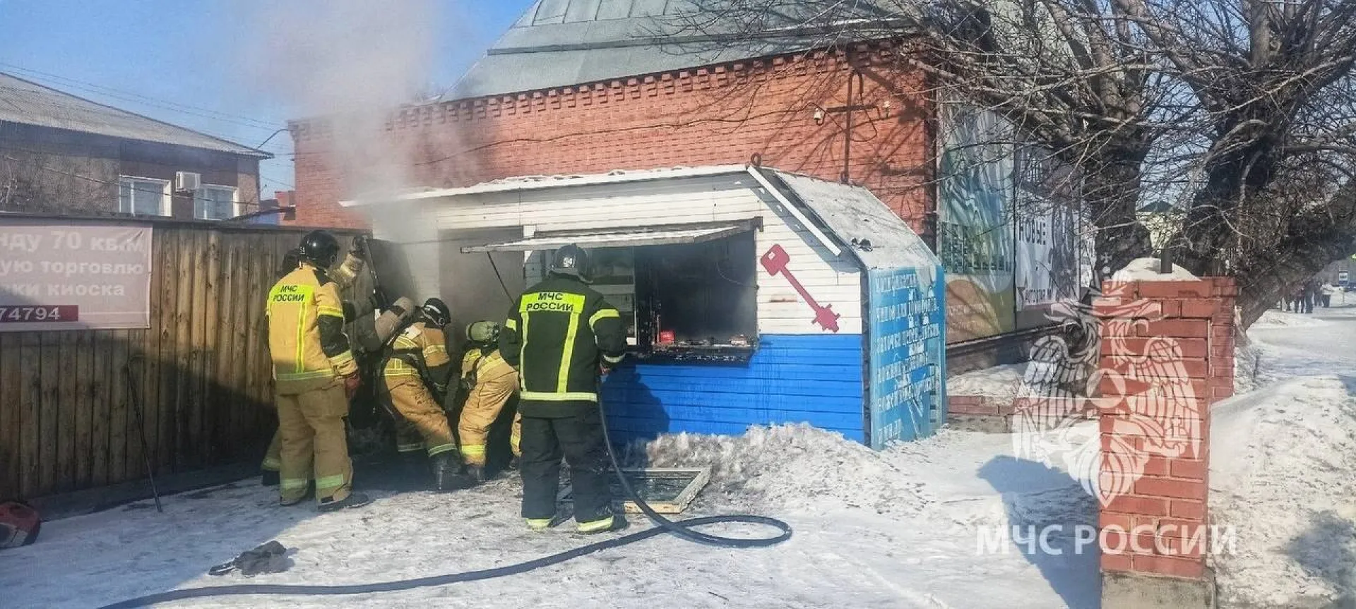 Пожарные спасли мужчину из металлического киоска в Камне-на-Оби Пожарные спасли мужчину из металлического киоска в Камне-на-Оби