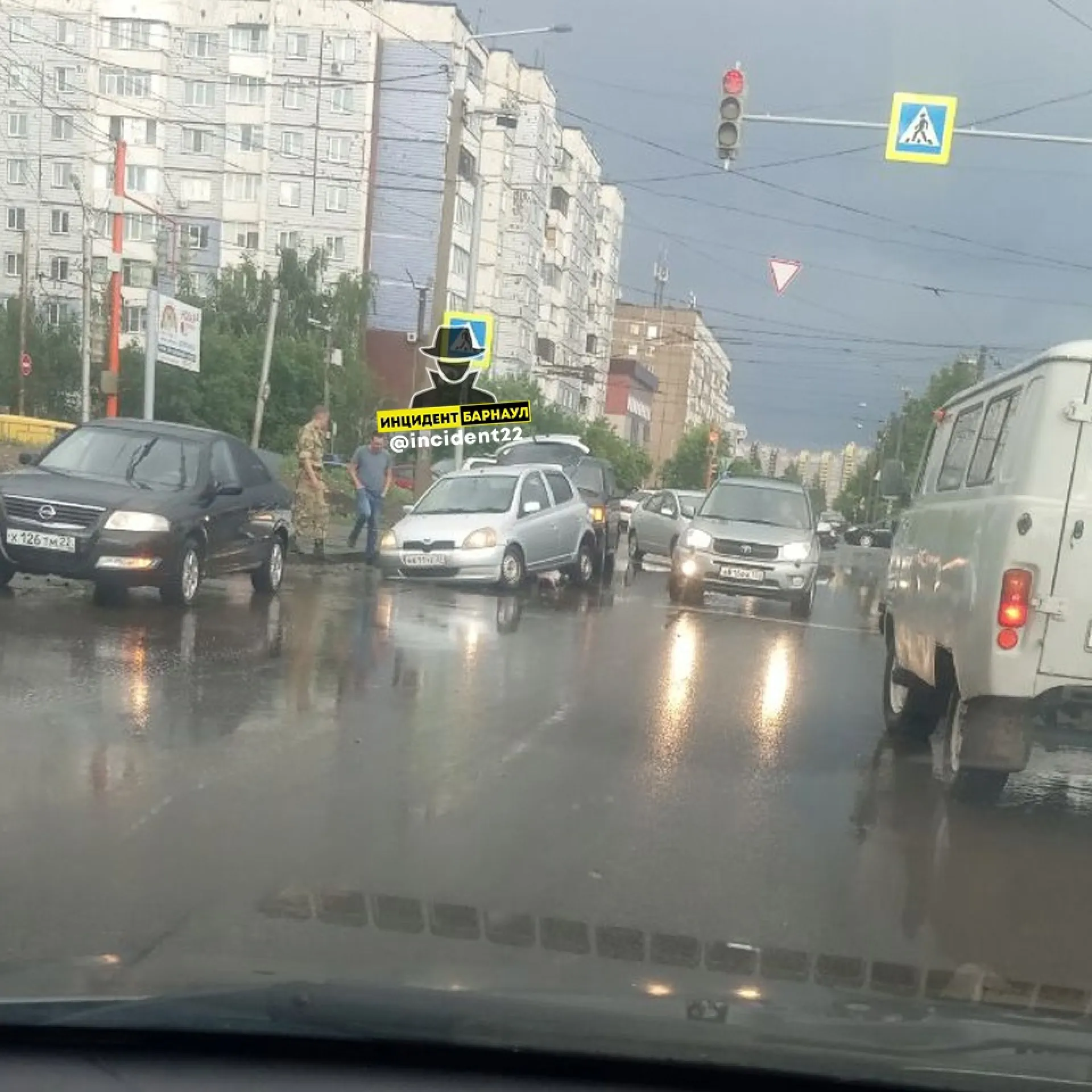 Четыре автомобиля попали в размытую дождем яму в Барнауле