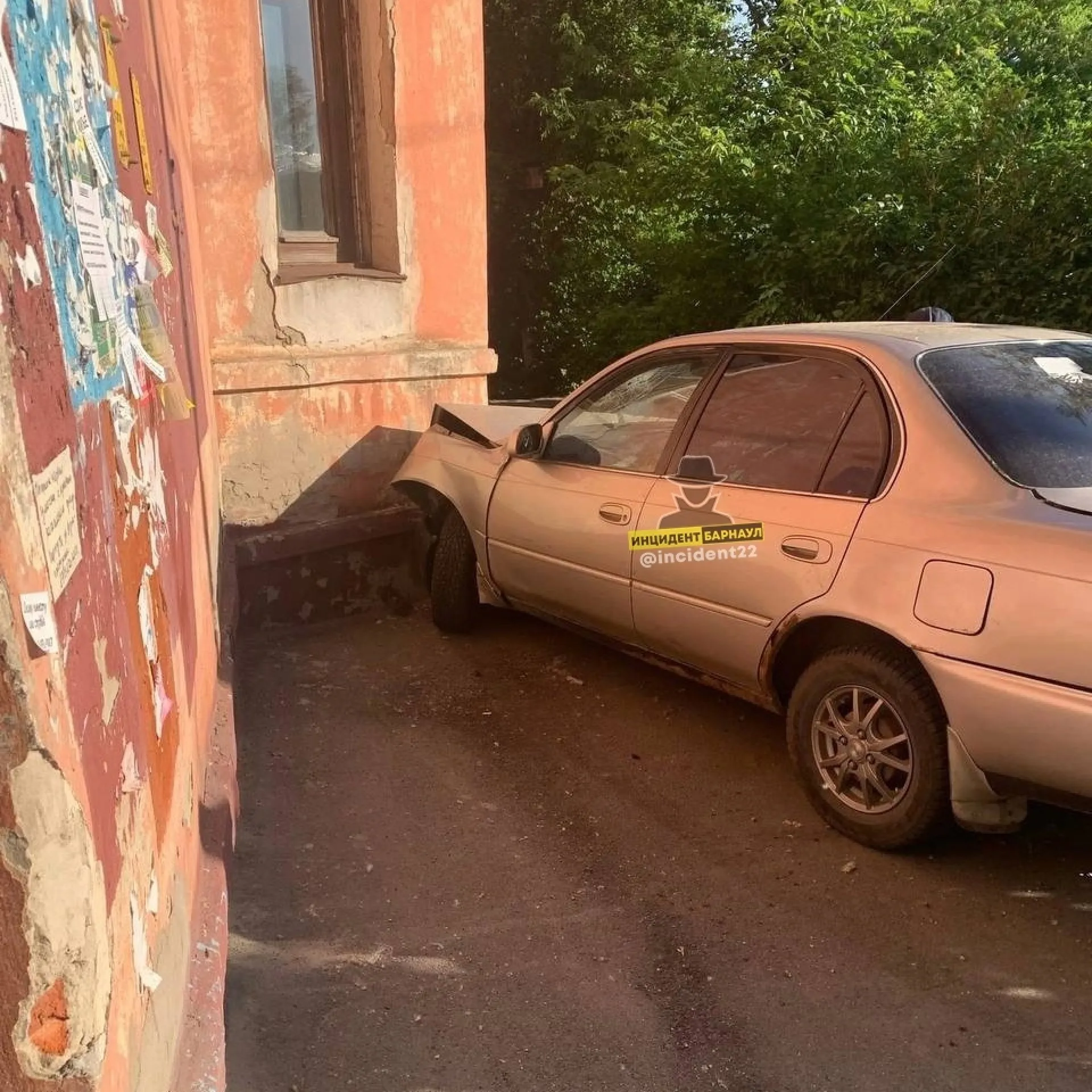 В Барнауле пьяный водитель уходил от погони ДПС, но врезался в дом 