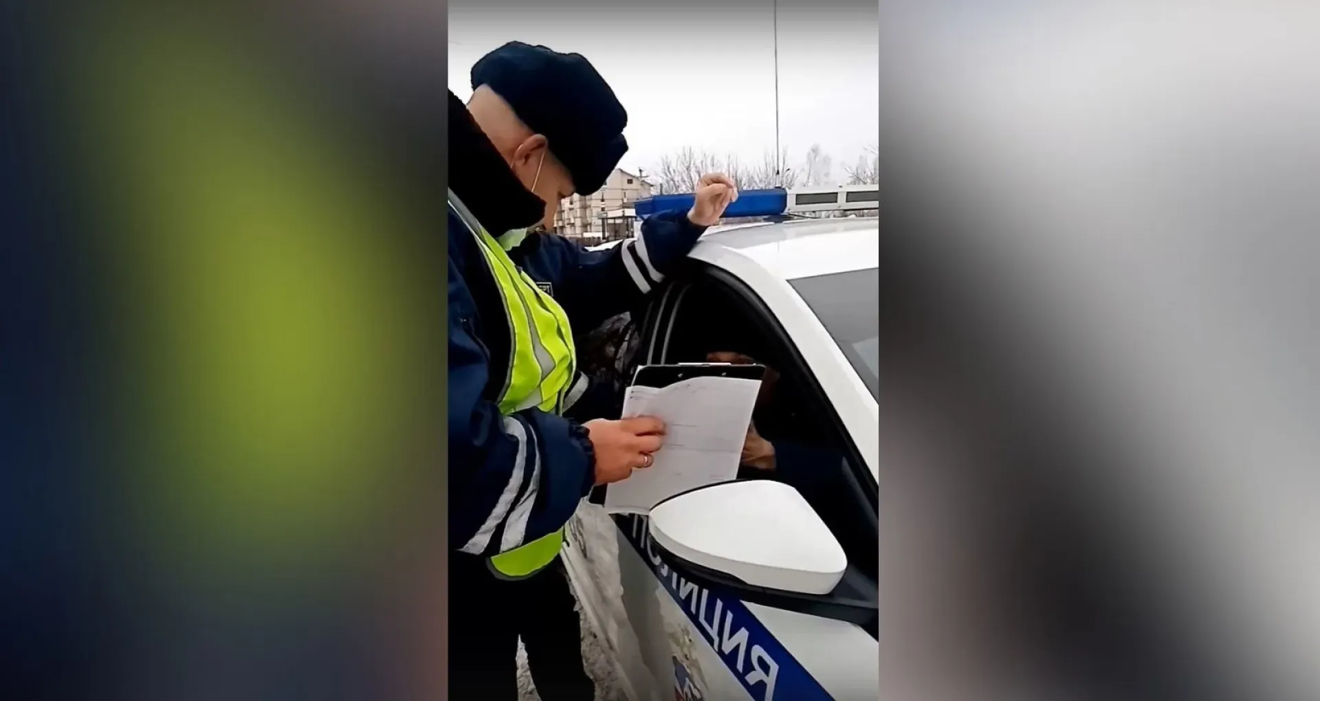 «ДТП было? — Не знаю»: в Бийске пьяный водитель пытался прогнать от себя сотрудников ГИБДД 