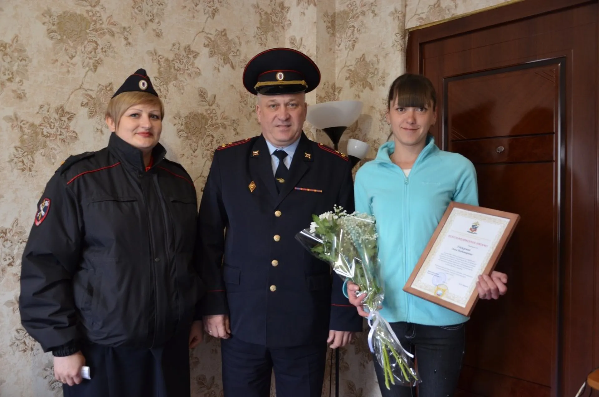 Полицейские наградили женщину, заступившуюся за кондуктора в Бийске Полицейские наградили женщину, заступившуюся за кондуктора в Бийске