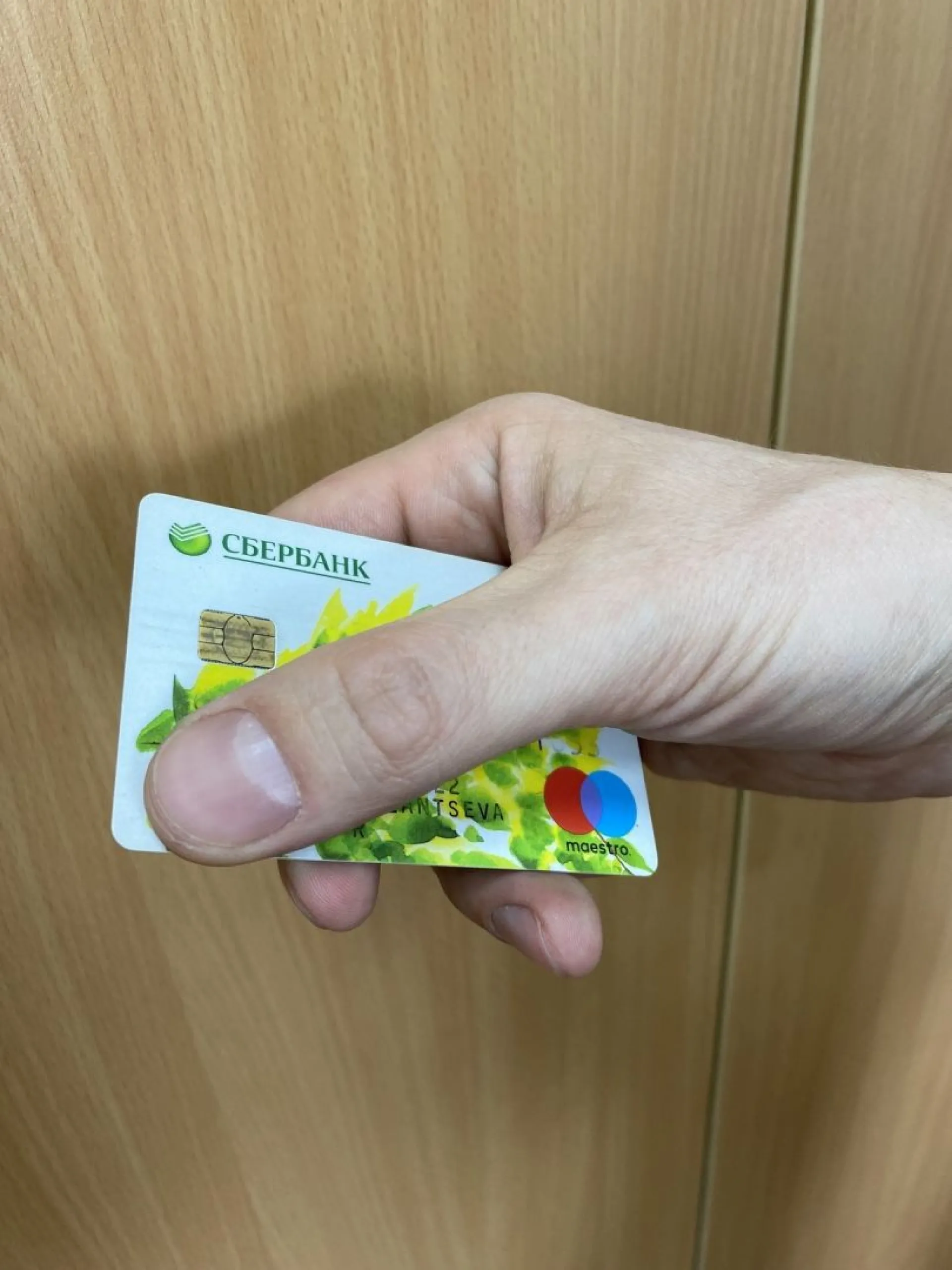 Студентка украла с карты однокурсницы более 73 тысяч рублей в Залесовском районе