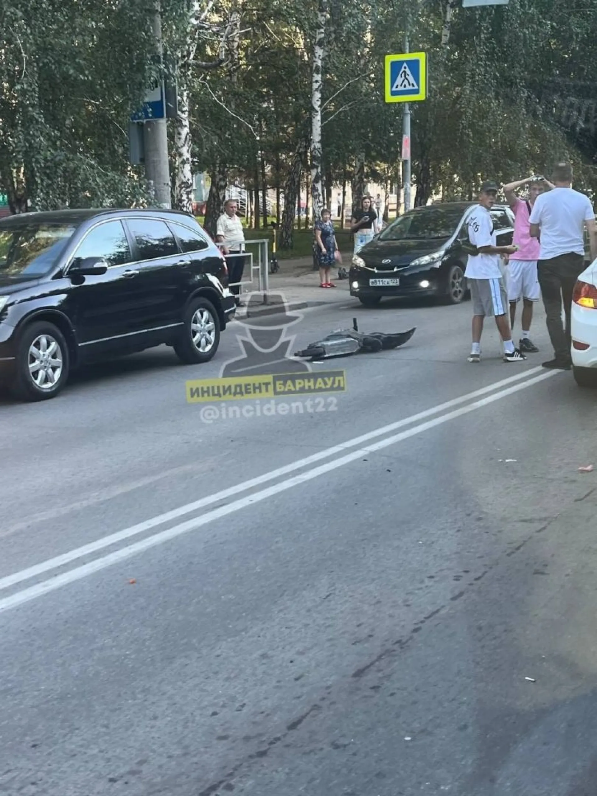 Парень на электросамокате столкнулся с двумя машинами в Барнауле Парень на электросамокате столкнулся с двумя машинами в Барнауле