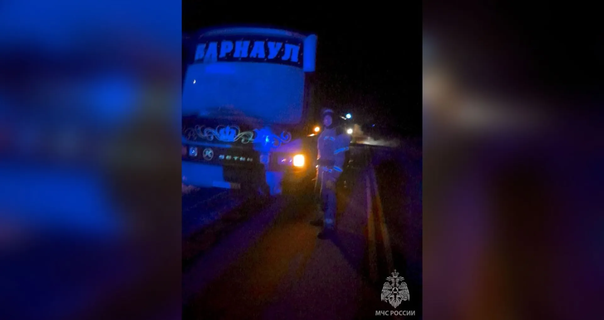 Спасатели помогли пассажирам заглохшего автобуса в Алтайском крае