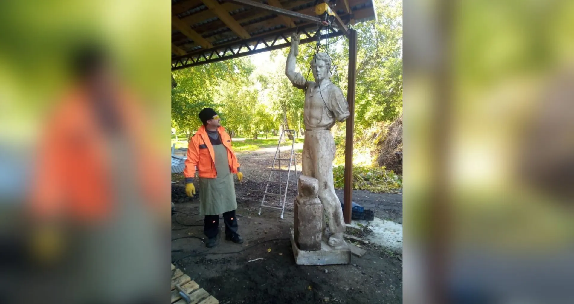 В барнаульском парке восстанавливают утерянную статую советского рабочего В барнаульском парке восстанавливают утерянную статую советского рабочего
