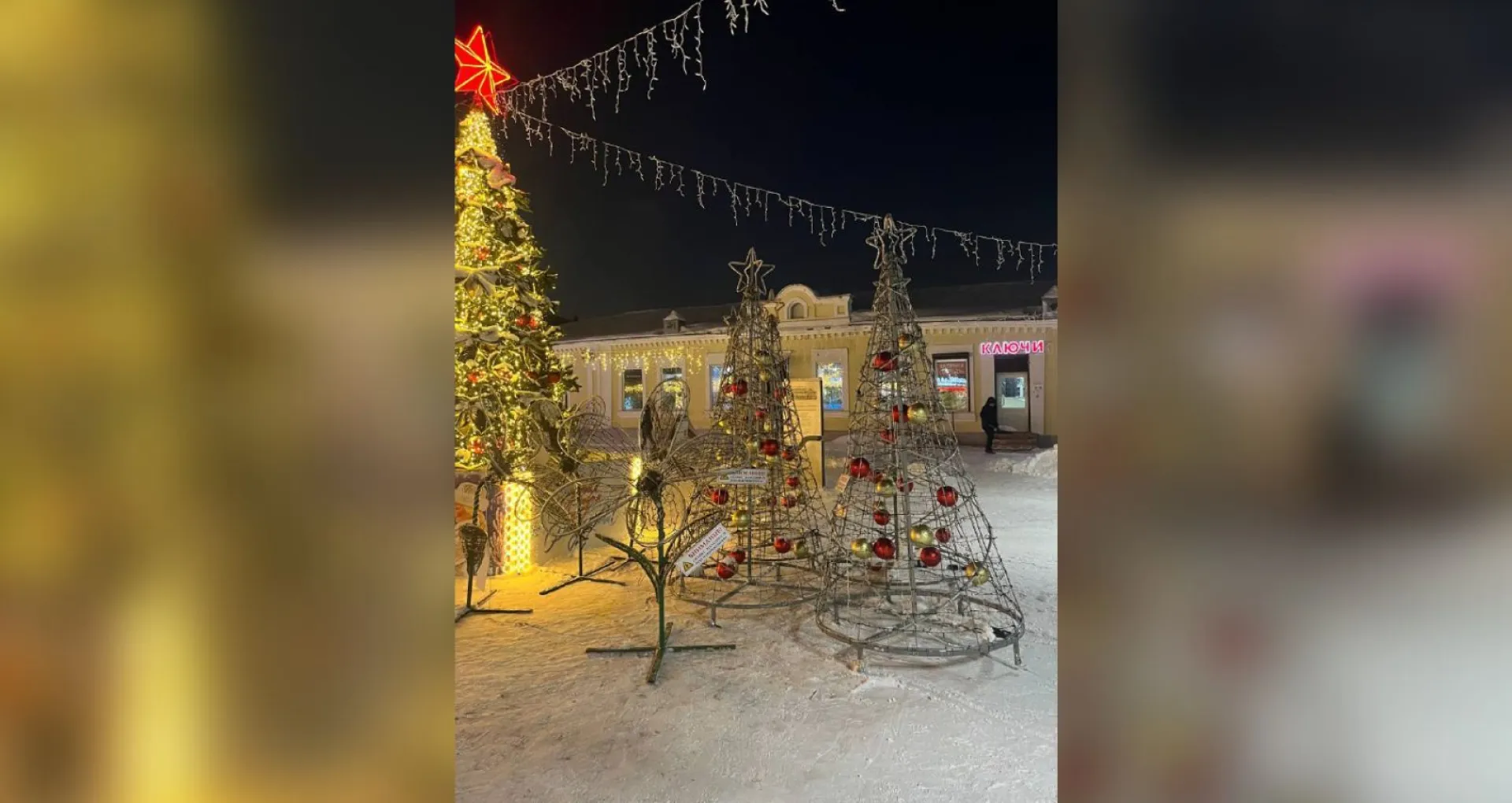 Новогодний городок разбирают на улице Мало-Тобольской в Барнауле