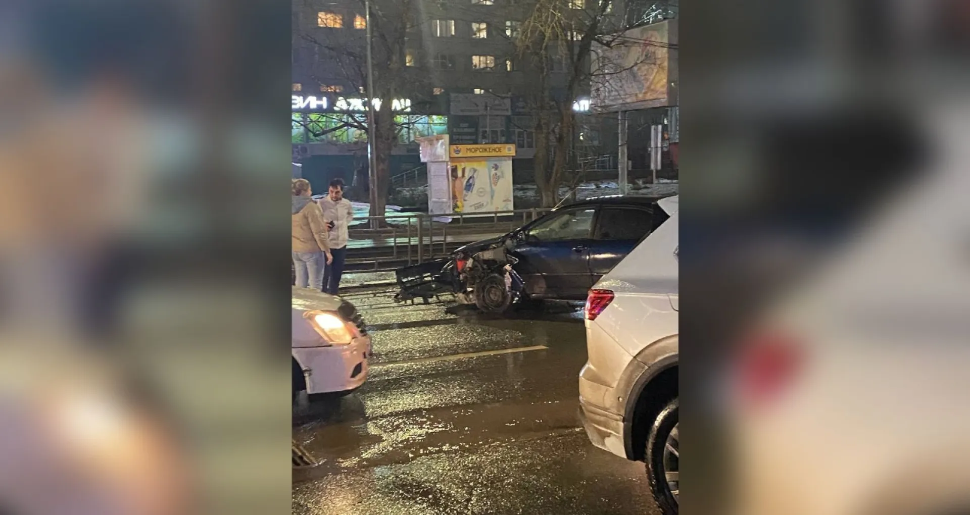 Машина снова влетела в остановку на проспекте Красноармейском в Барнауле Машина снова влетела в остановку на проспекте Красноармейском в Барнауле