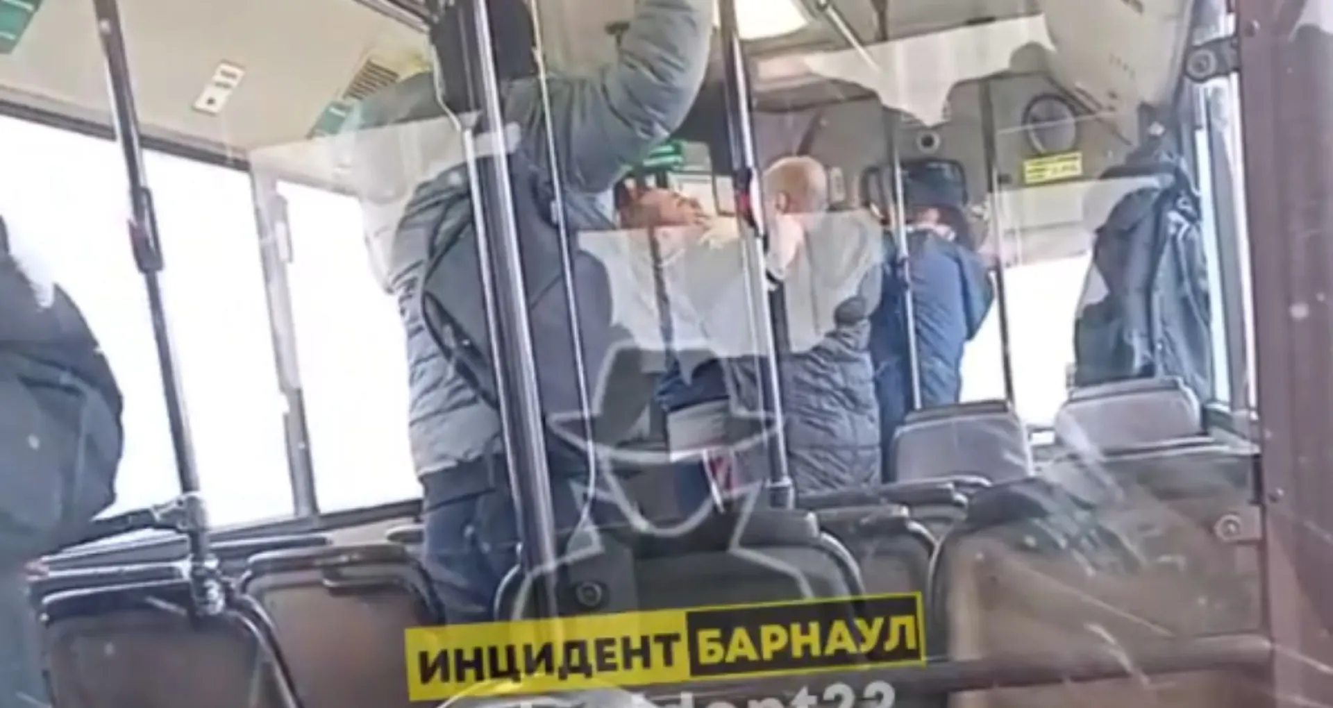 Трое мужчин подрались в барнаульском автобусе