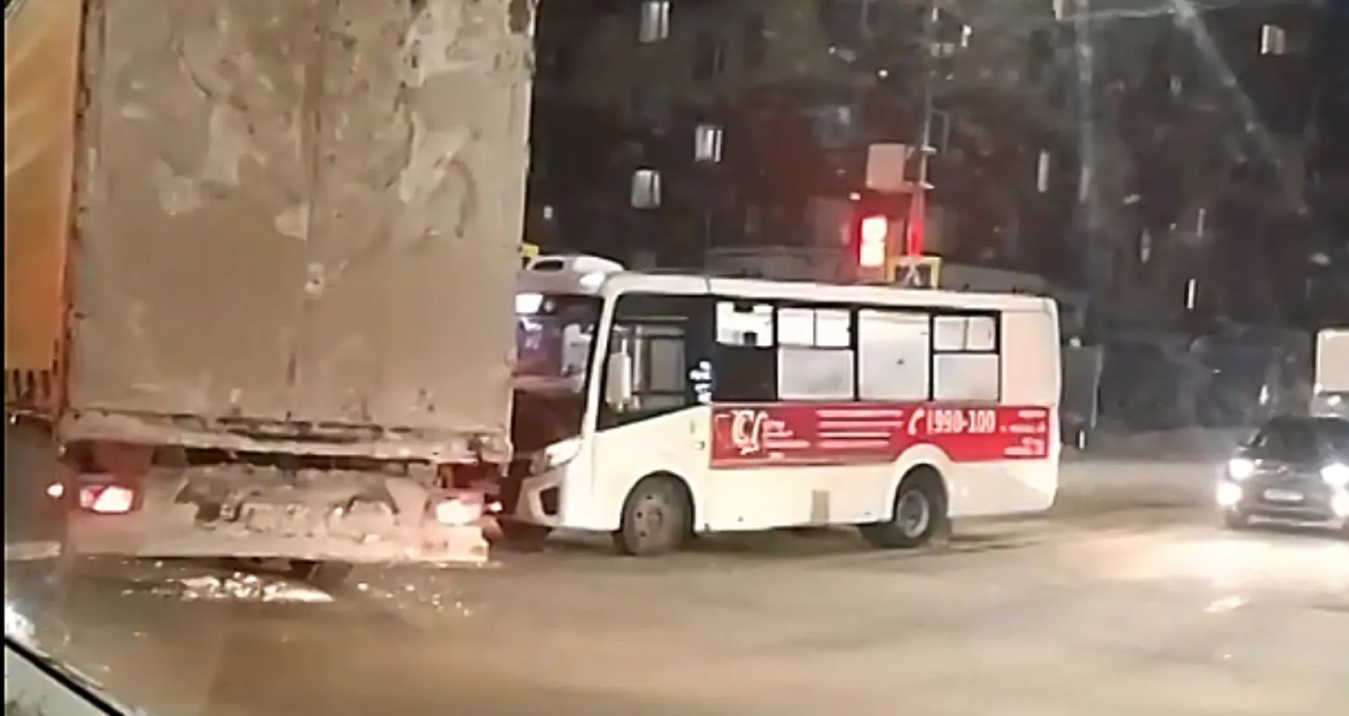 Большегруз и автобус столкнулись в центре Барнаула Большегруз и автобус столкнулись в центре Барнаула