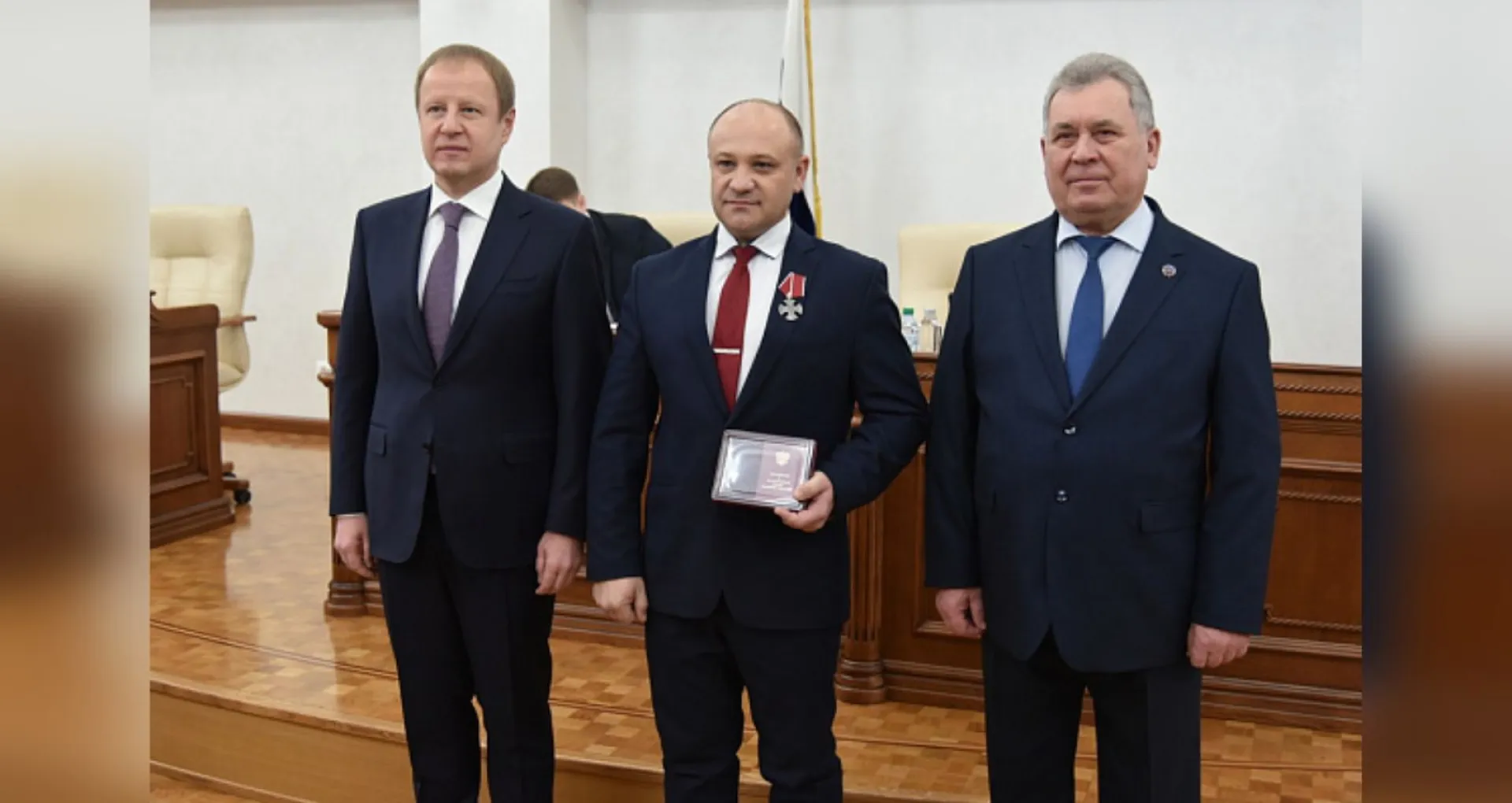 Боевую награду вручили депутату Алтайского краевого Законодательного Собрания Владимиру Громову Боевую награду вручили депутату Алтайского краевого Законодательного Собрания Владимиру Громову