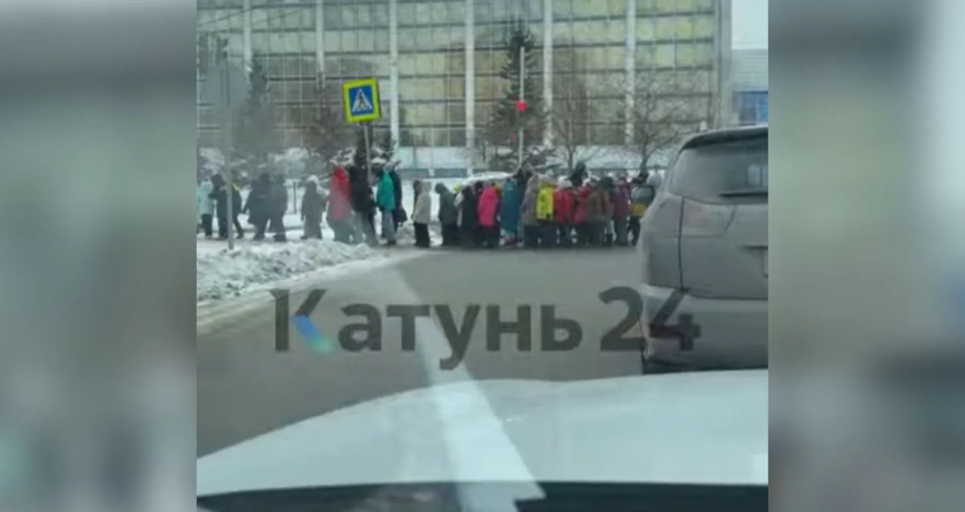 «Уже третий светофор стоим»: водители удивились «бесконечной» колонне детей, переходивших дорогу в Барнауле