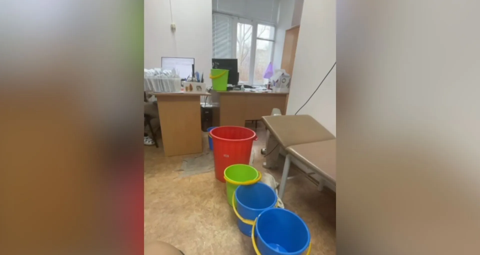 В Барнауле в женской консультации краевой больницы из-за обильных осадков весной протекла крыша