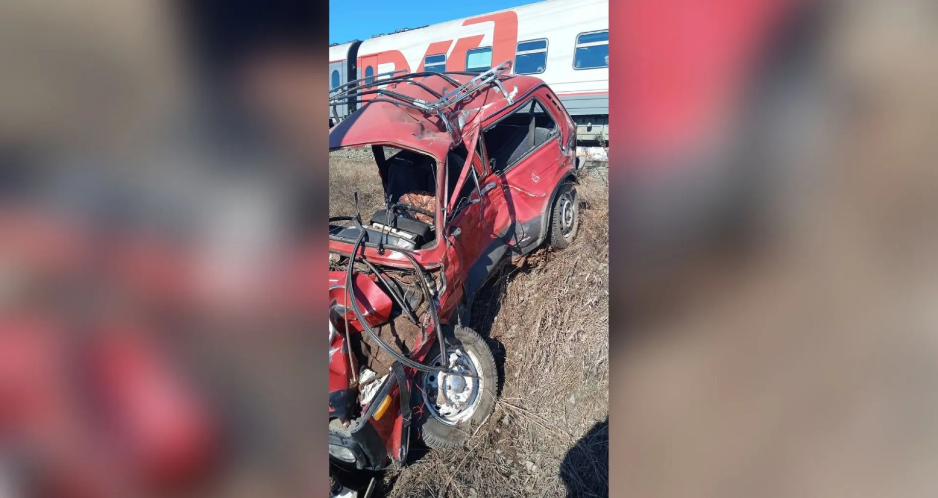 Автомобиль попал под поезд в Алтайском крае. Водитель погиб Автомобиль попал под поезд в Алтайском крае. Водитель погиб