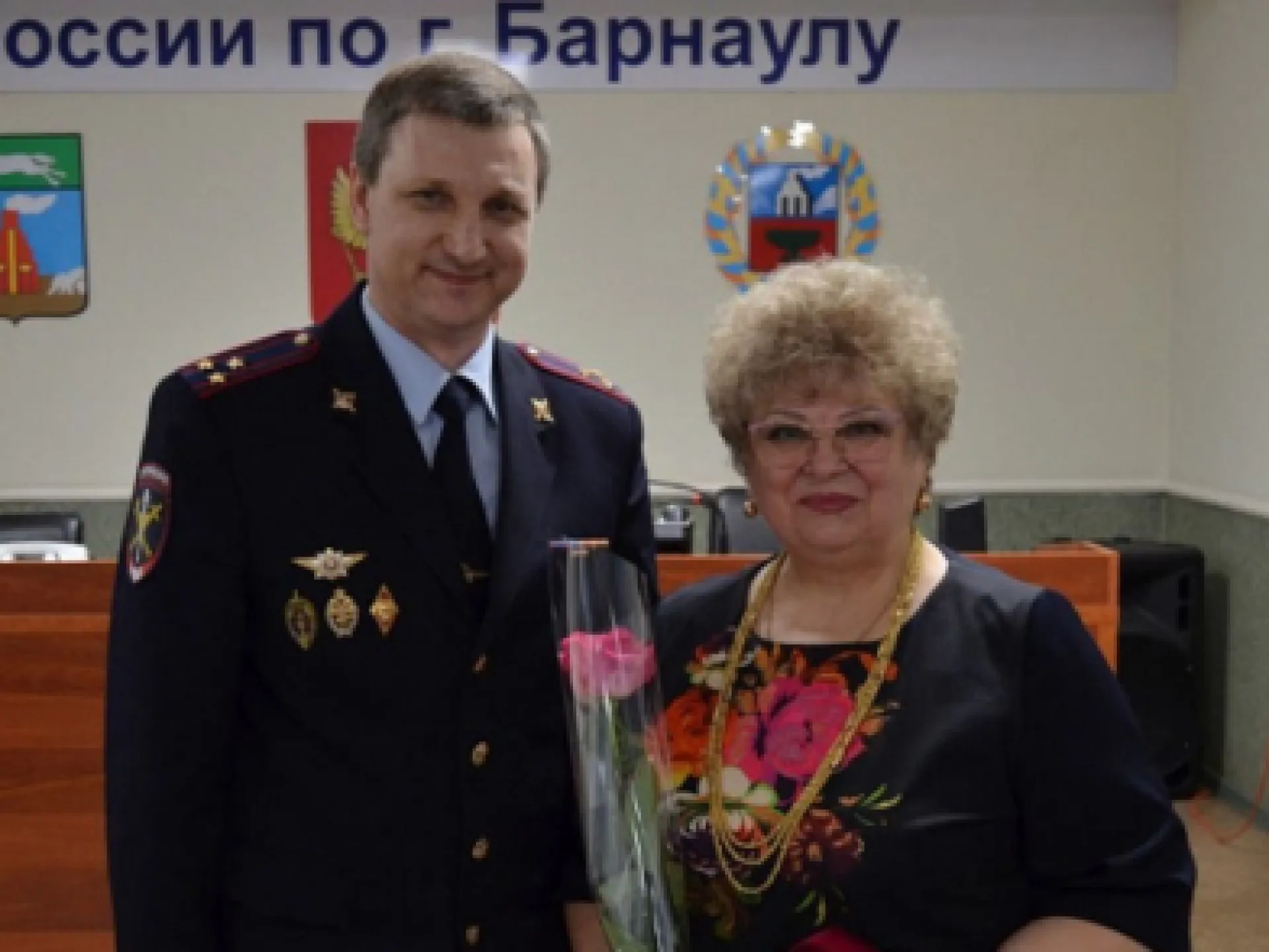 Председатель совета ветеранов ОВД помогла выявить закладчика с крупной партией наркотиков в Барнауле