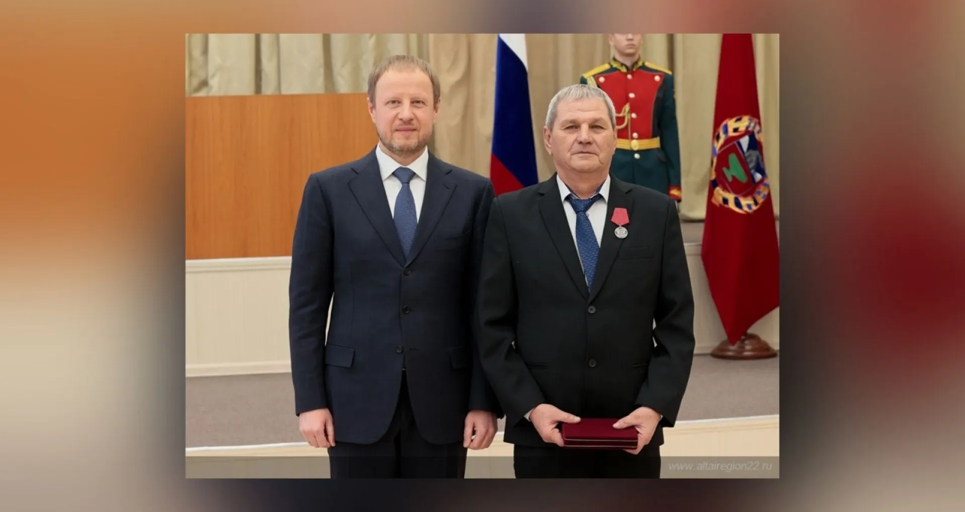 Виктор Томенко вручил жителям Алтайского края федеральные и региональные награды