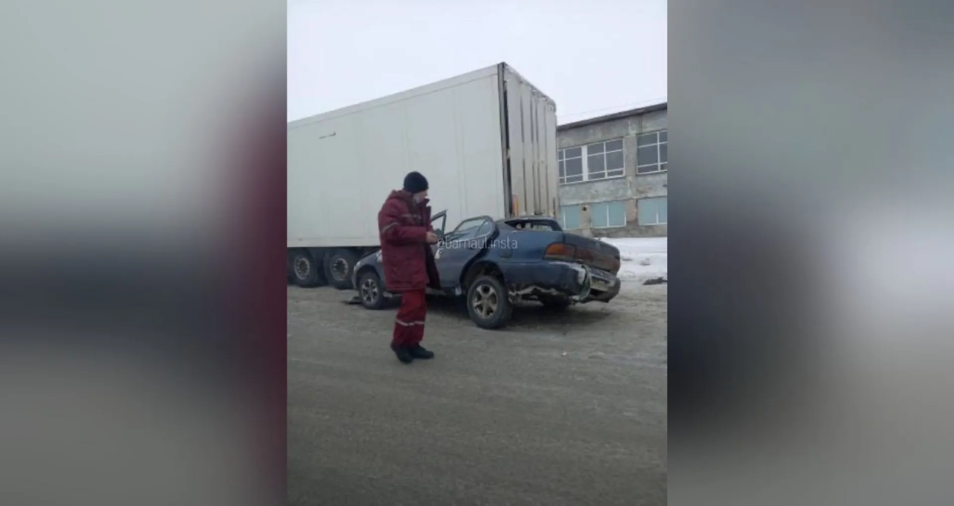 В Барнауле автомобиль попал под колёса фуры