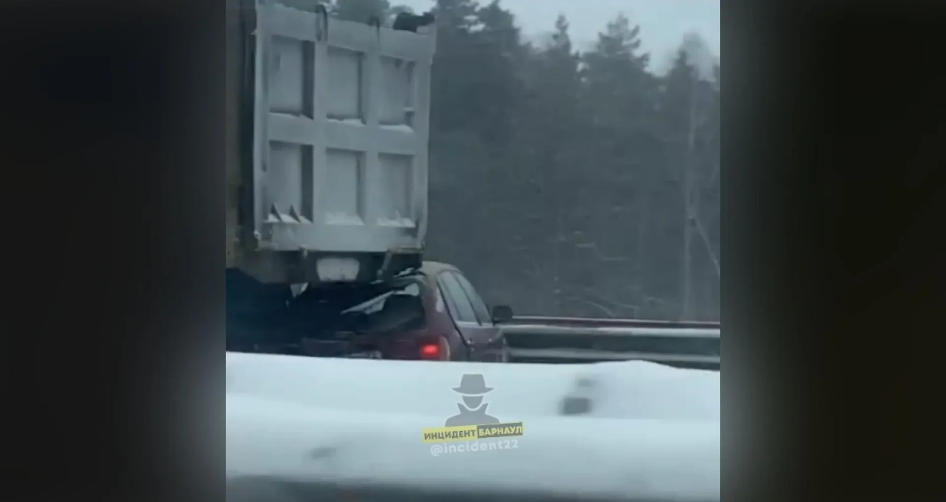На трассе в Алтайском крае машина попала под фуру