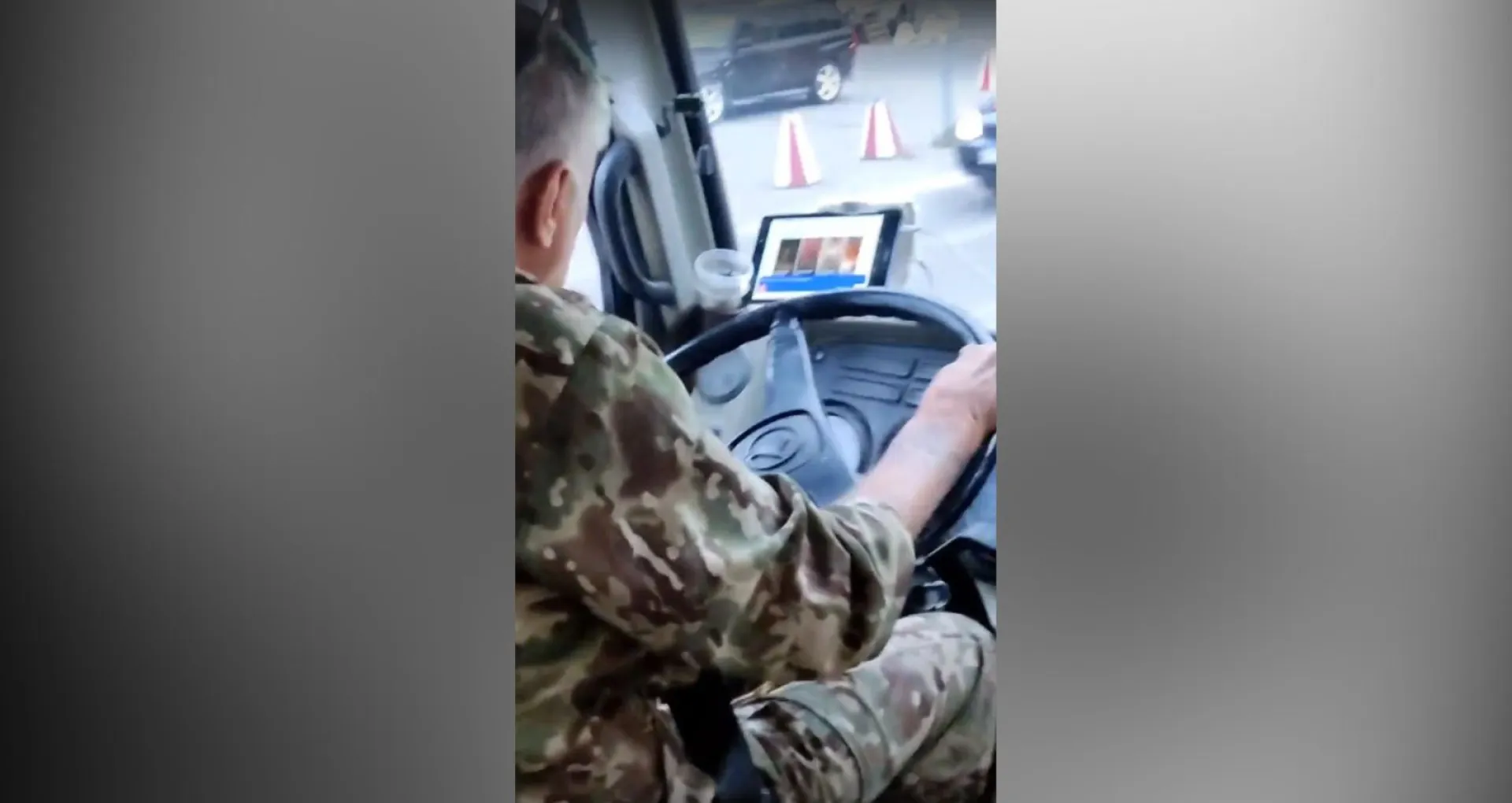 Водителя барнаульского автобуса застали за просмотром видео для взрослых