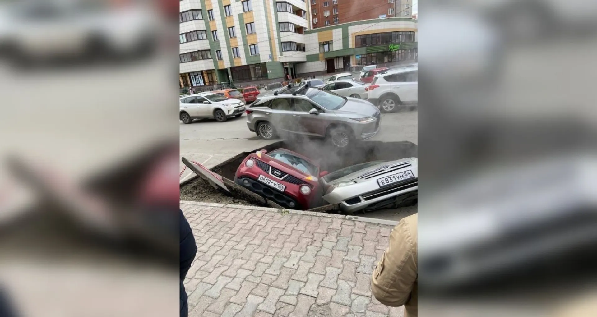 Два автомобиля в Новосибирске провалились в дыру с кипящей водой в асфальте Два автомобиля в Новосибирске провалились в дыру с кипящей водой в асфальте