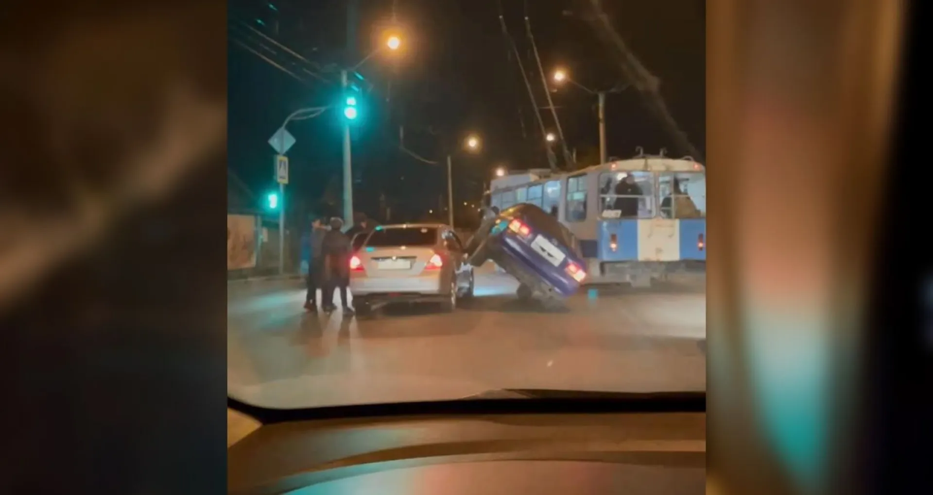 Необычное ДТП в Барнауле: один автомобиль заехал на другой