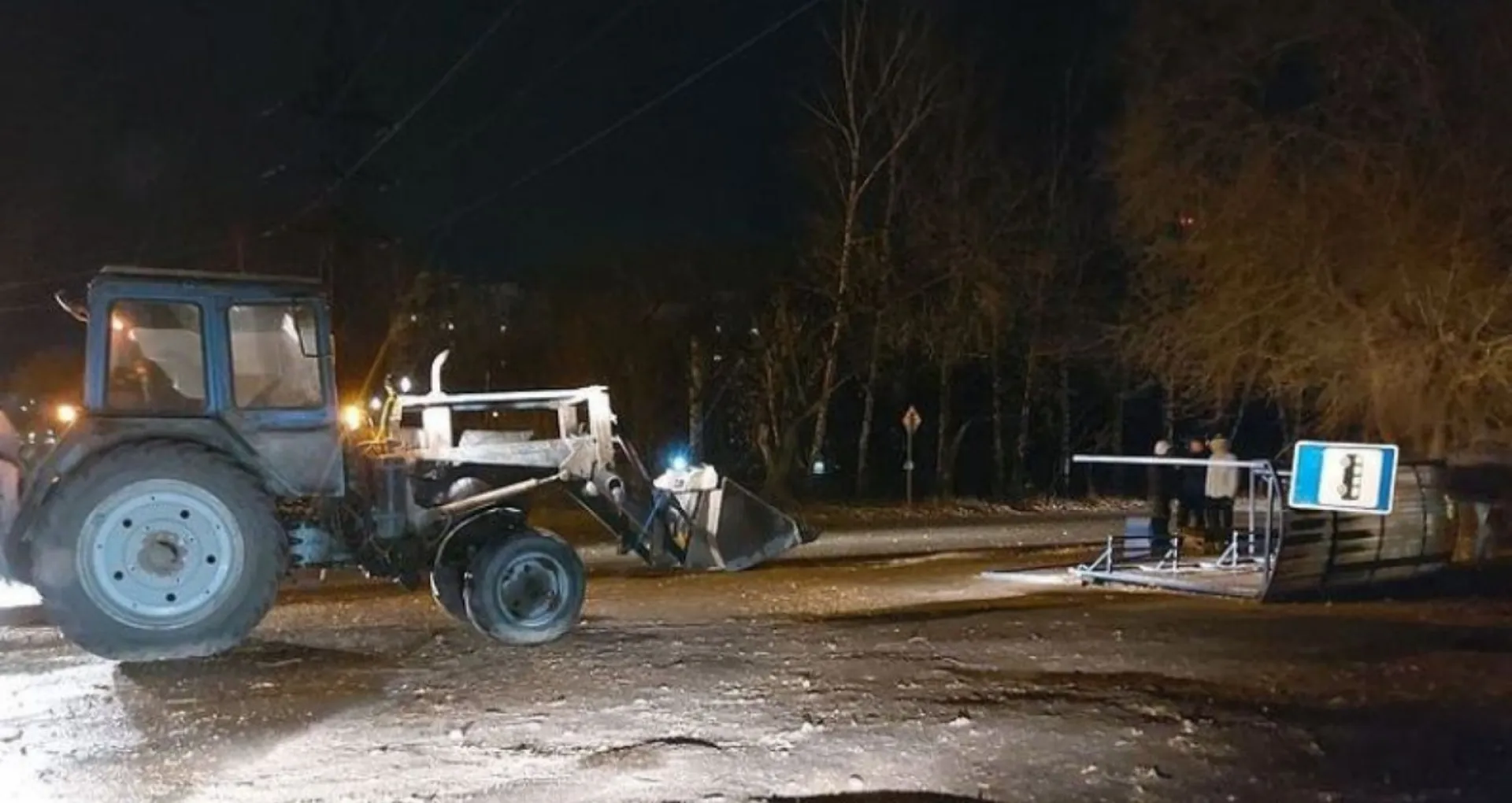 Сильный ветер перевернул остановочный павильон в Барнауле