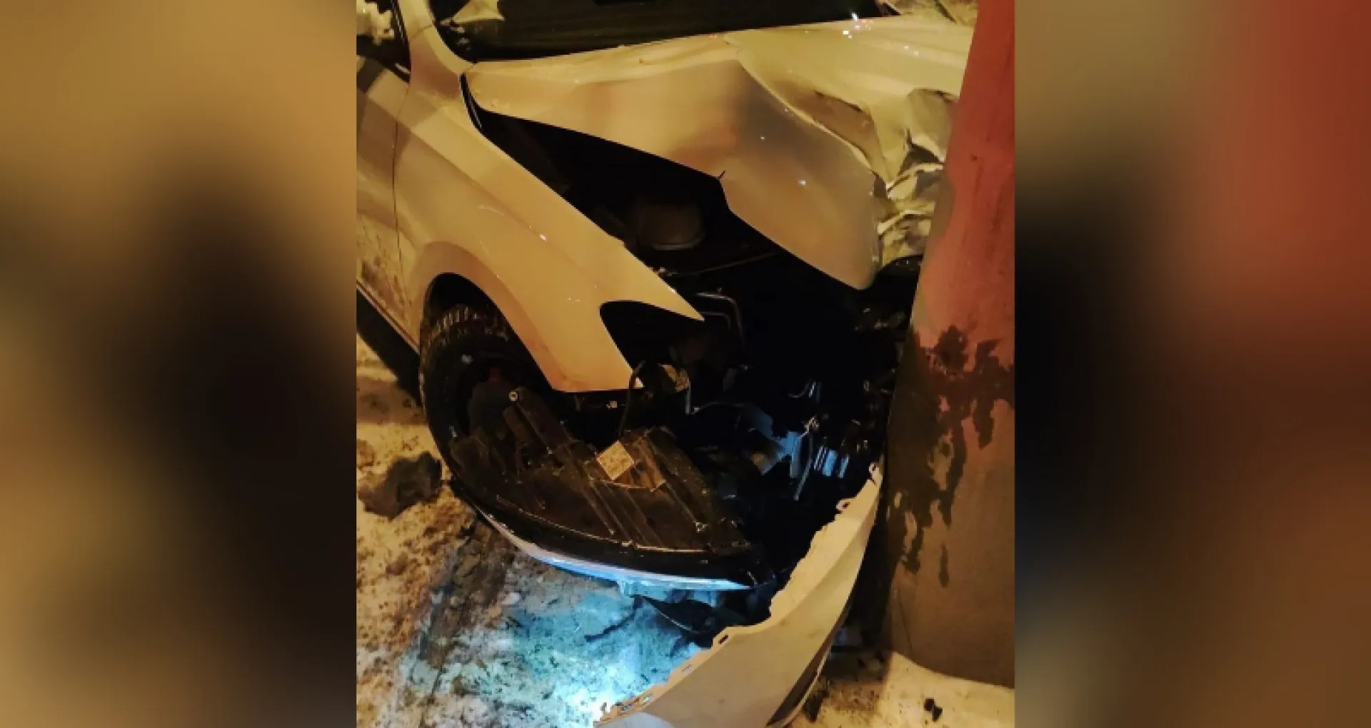 Водитель врезался в столб на одном из перекрёстков Барнаула