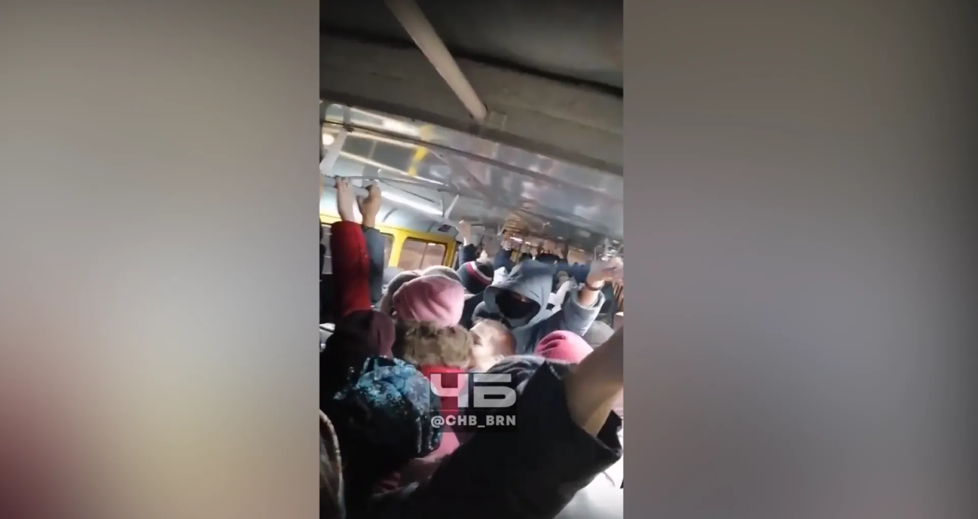 «Да всю жизнь так...»: барнаульцы снова жалуются на переполненные автобусы «Да всю жизнь так...»: барнаульцы снова жалуются на переполненные автобусы