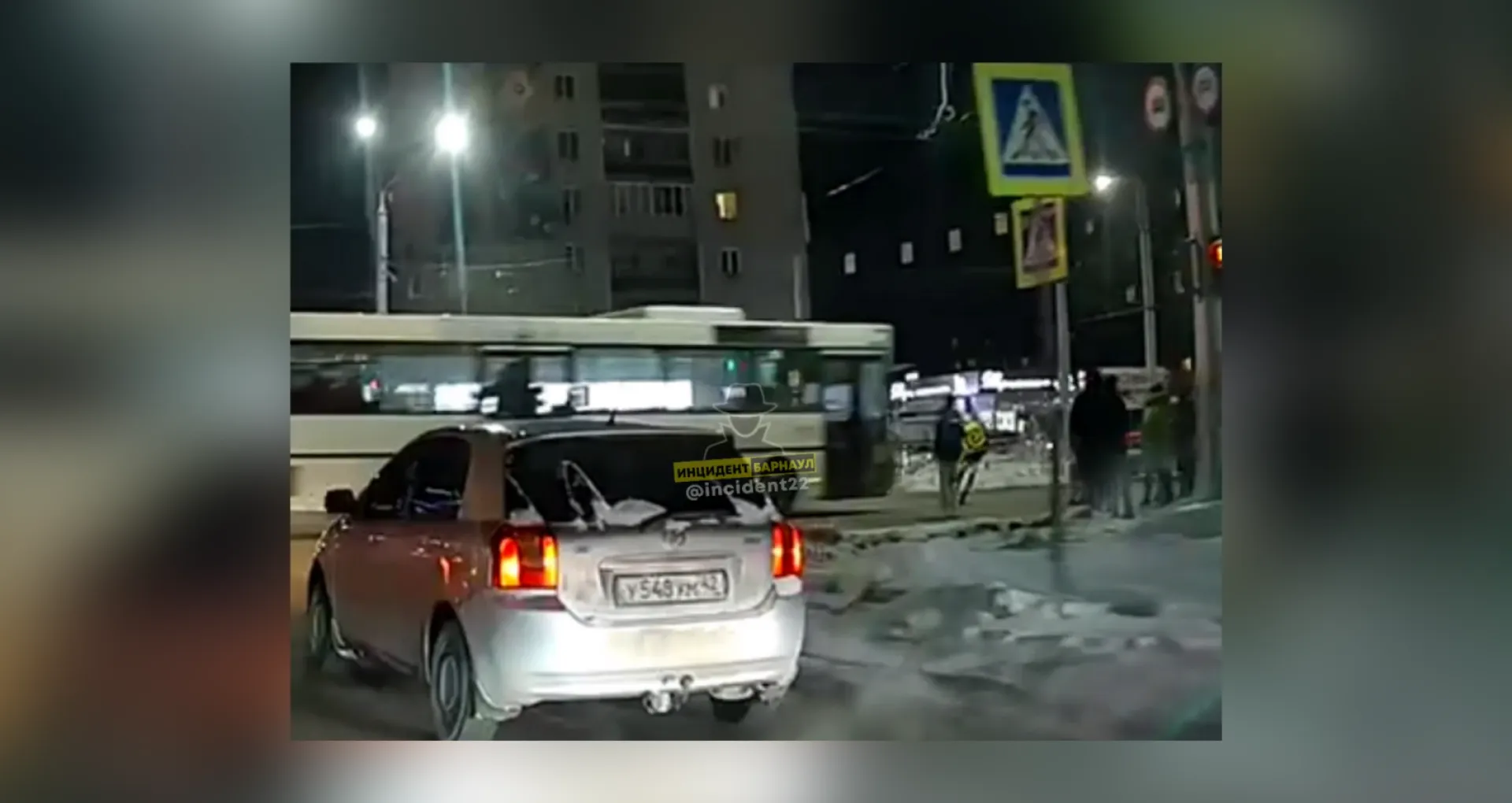 Водитель автобуса сбил на пешеходном переходе курьера «Яндекс.Еды» в Барнауле