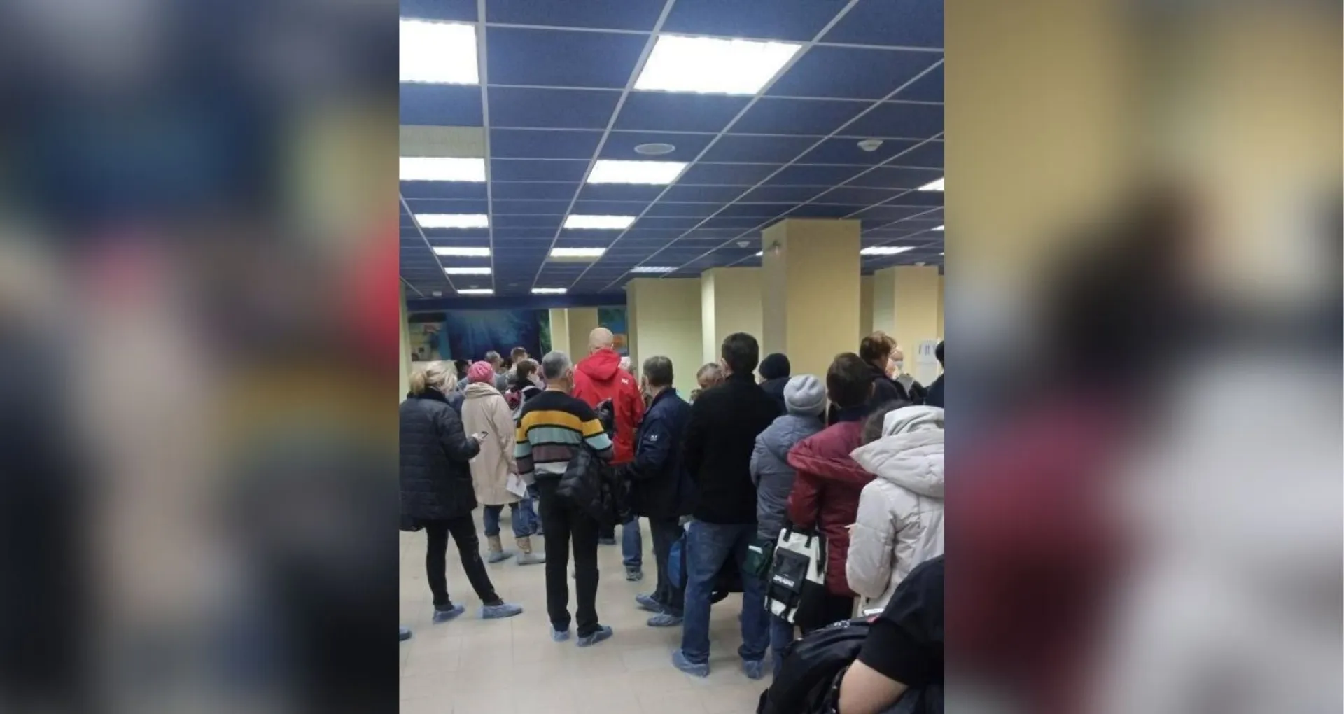 Барнаульцы выстраиваются в длинные очереди на вакцинацию