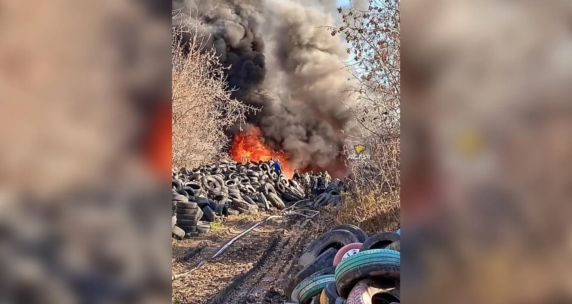 В Новосибирске загорелся склад покрышек