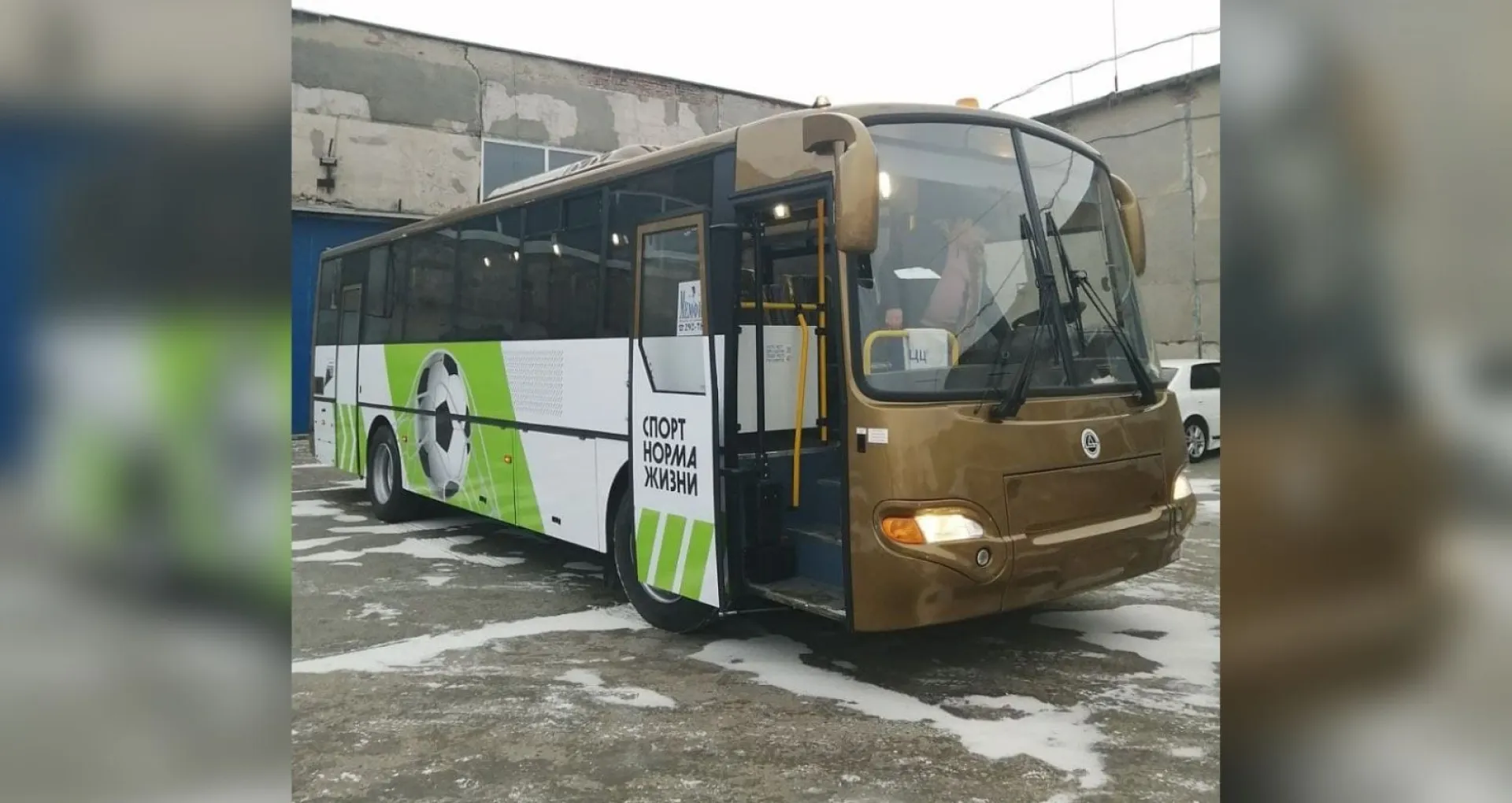Три спортивные школы Алтайского края получили новые автобусы