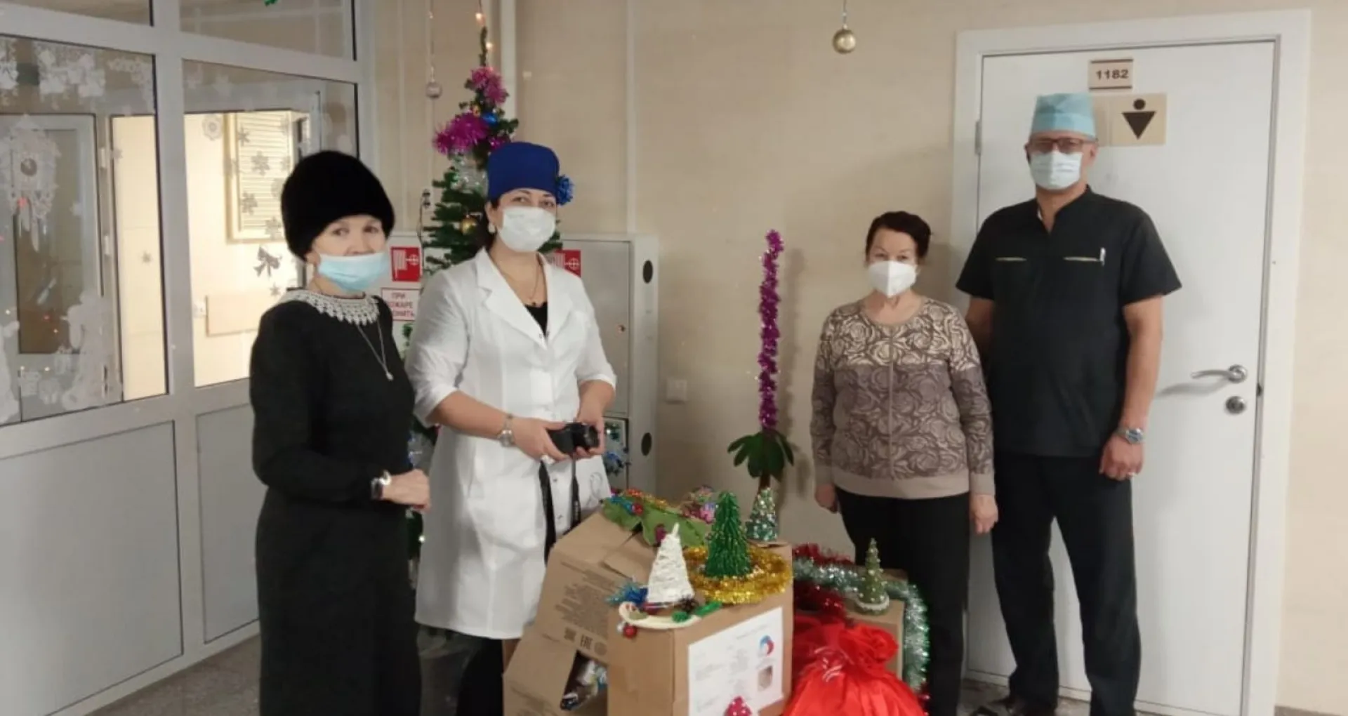Пациентам краевого онкодиспансера вручили новогодние подарки от школьников Барнаула