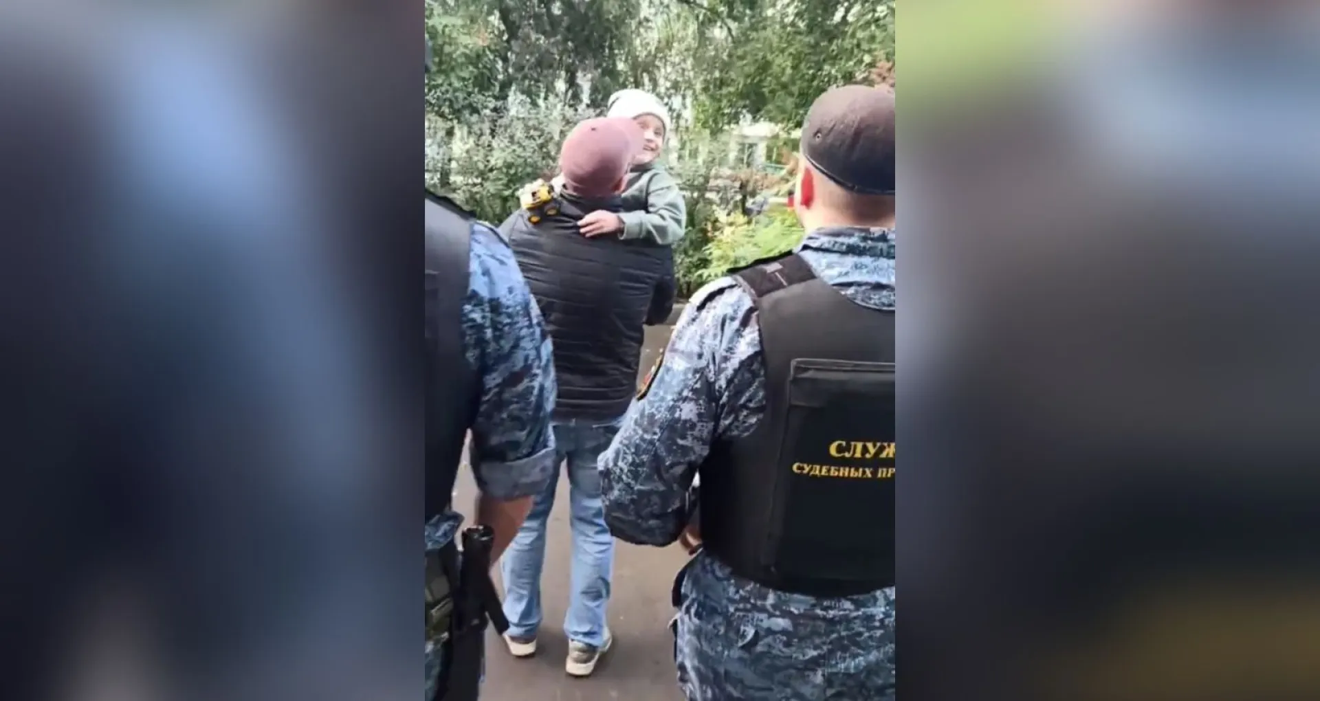 Судебные приставы помогли передать ребёнка на воспитание отцу в Бийске