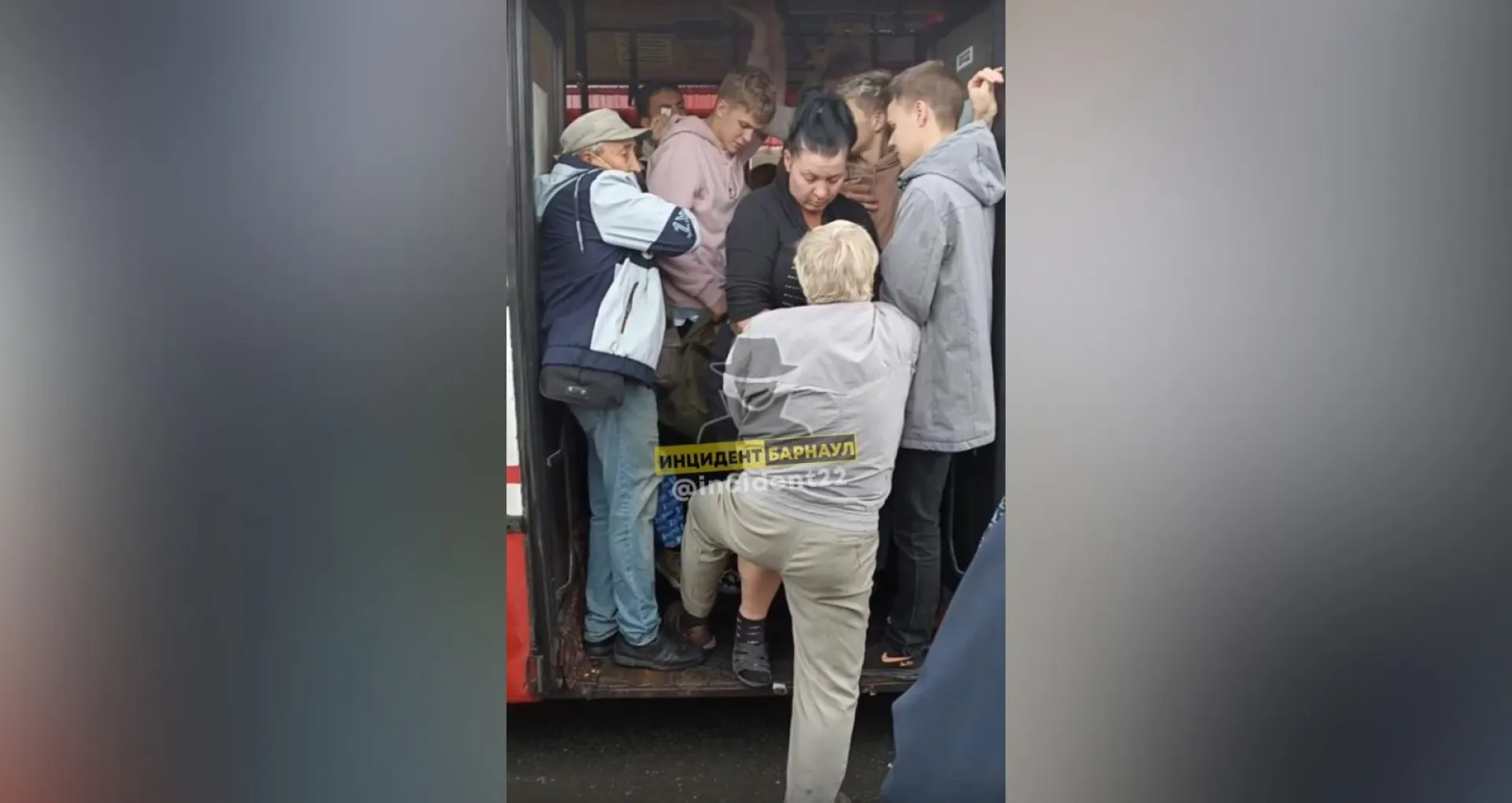 Барнаульцы сняли на видео, как кондуктор не даёт мужчине зайти в автобус
