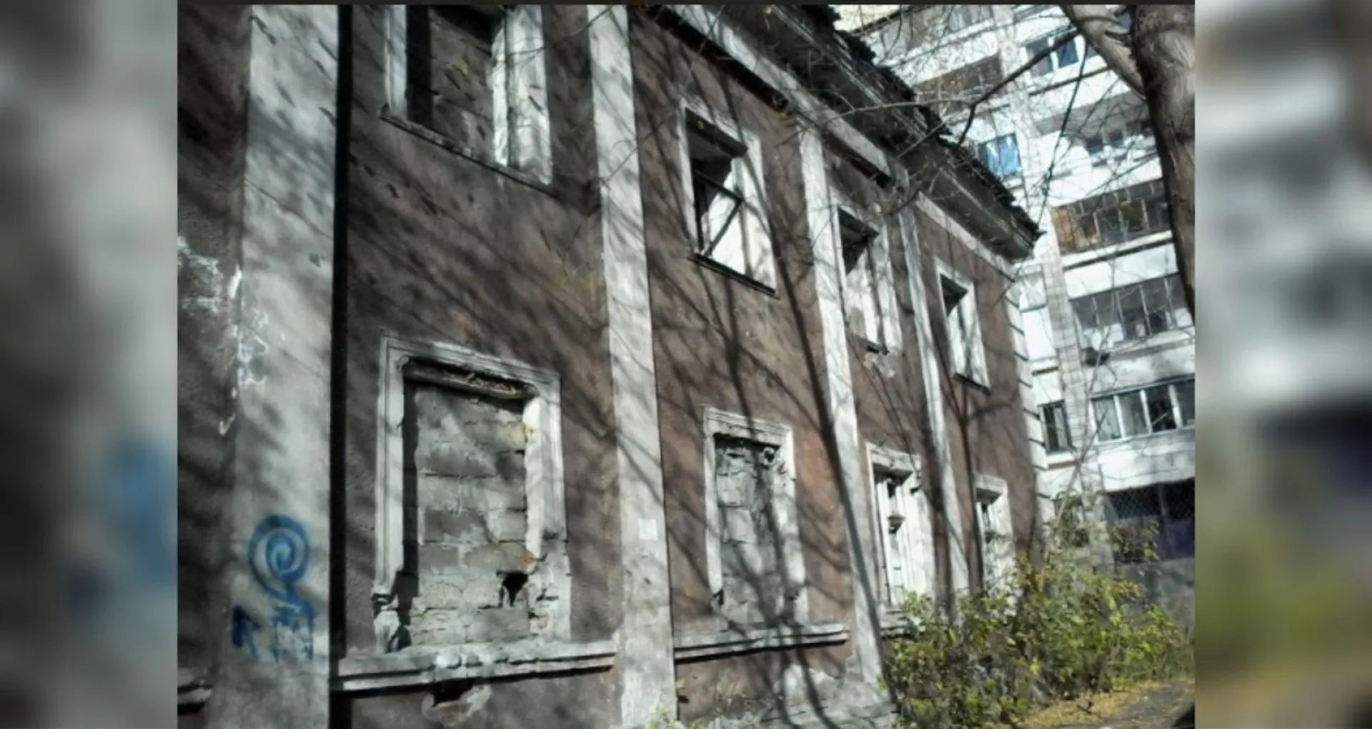 Землю с разрушенным домом около ТРЦ «Пионер» в Барнауле выставят на продажу