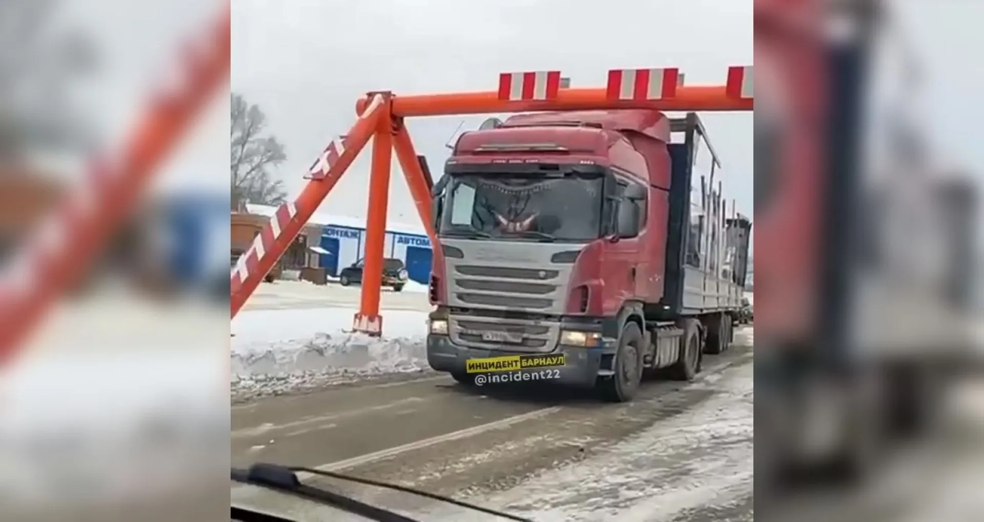 «Ты не пройдёшь»: на Старом мосту в Барнауле застряла фура