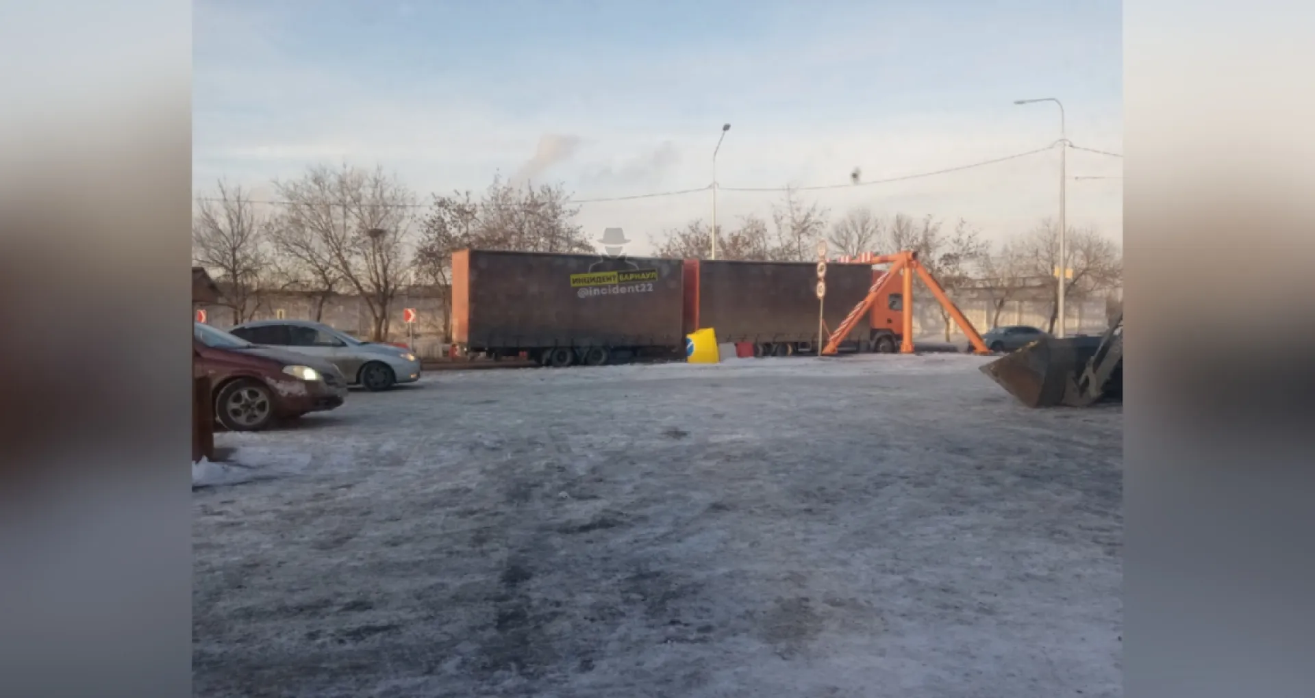 «Эх, раз, да еще раз, да ещё много-много раз»: очередная фура застряла из-за ограничителя на Старом мосту