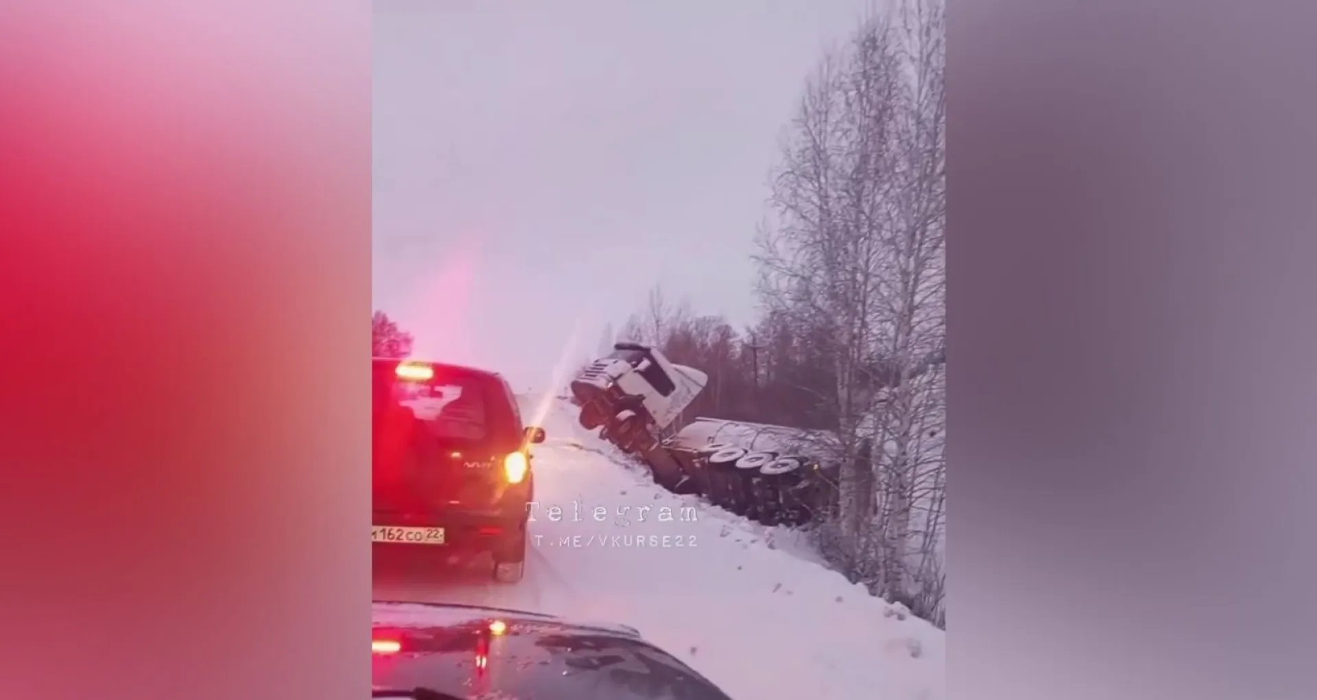 Фура слетела в кювет на трассе в Алтайском крае