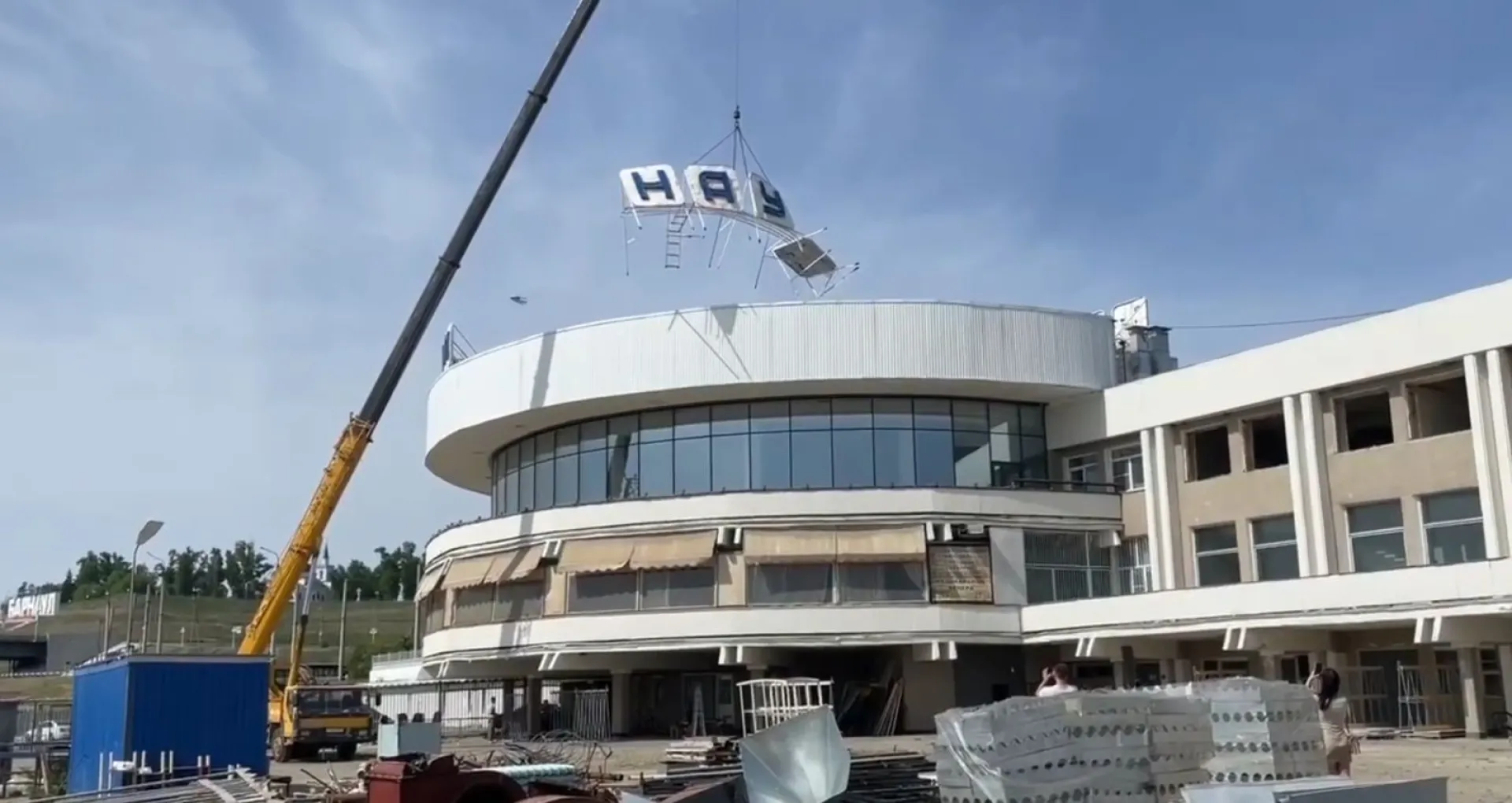 В Барнауле начали демонтировать здание речного вокзала