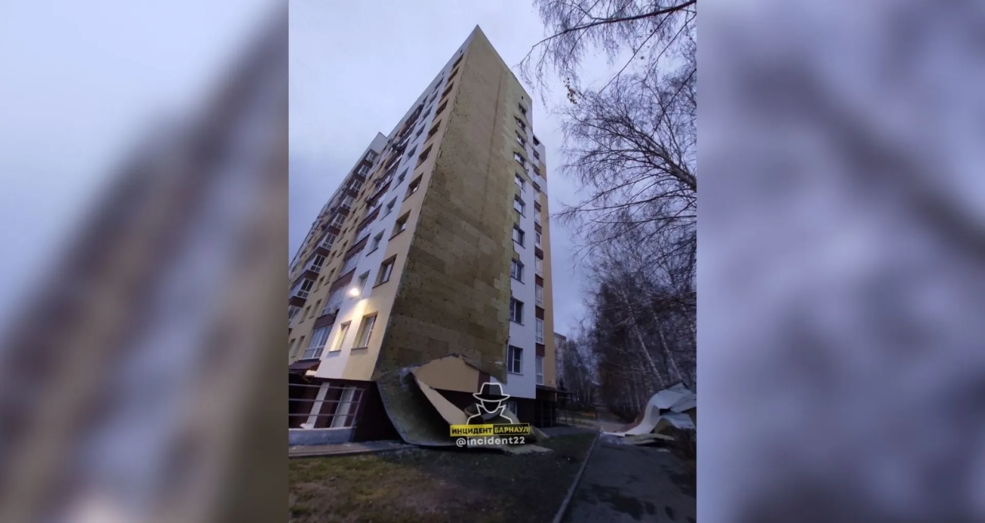 С барнаульской новостройки порывом ветра унесло обшивку 