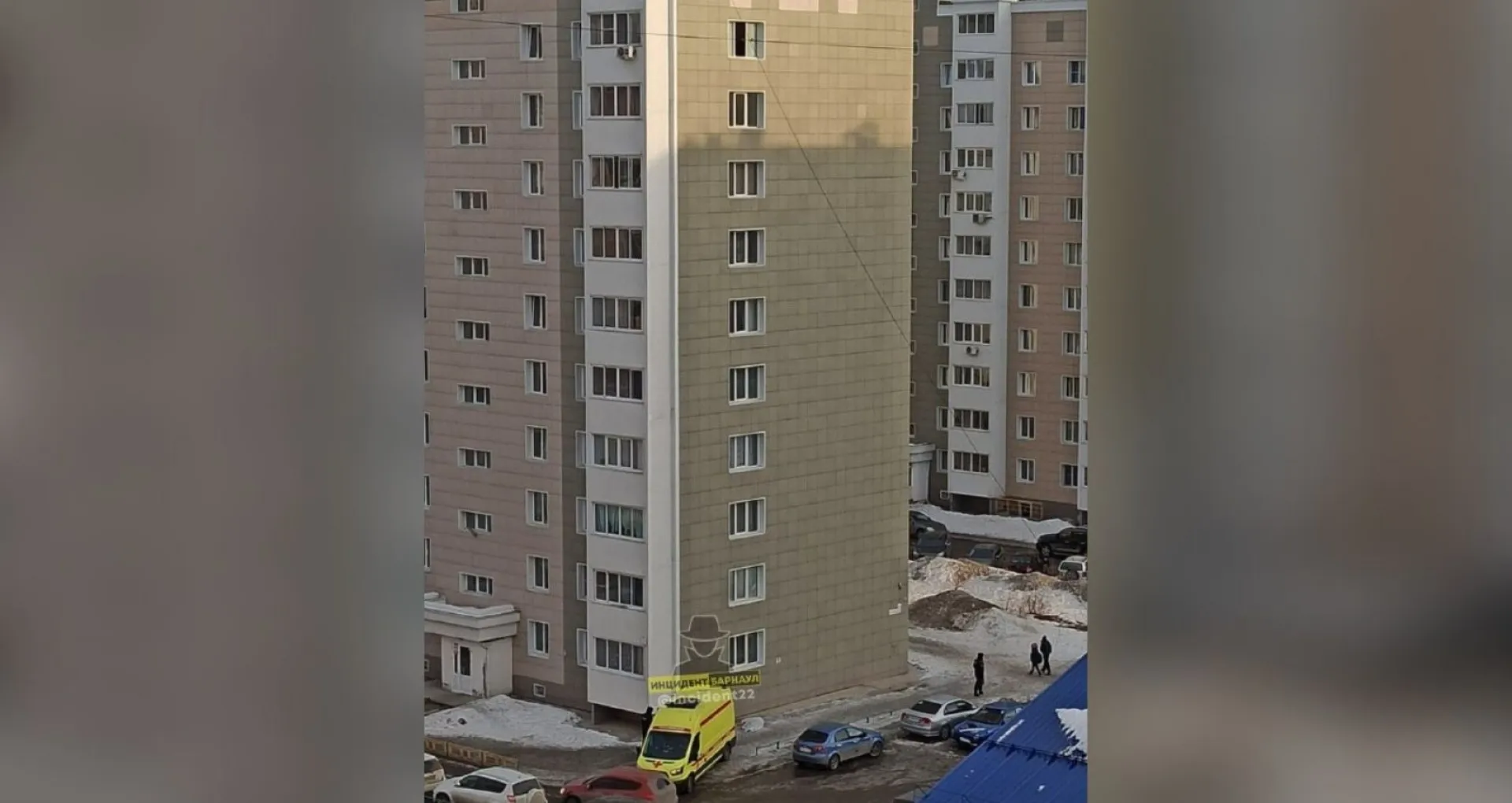 Соцсети: в Барнауле из окна выпал человек
