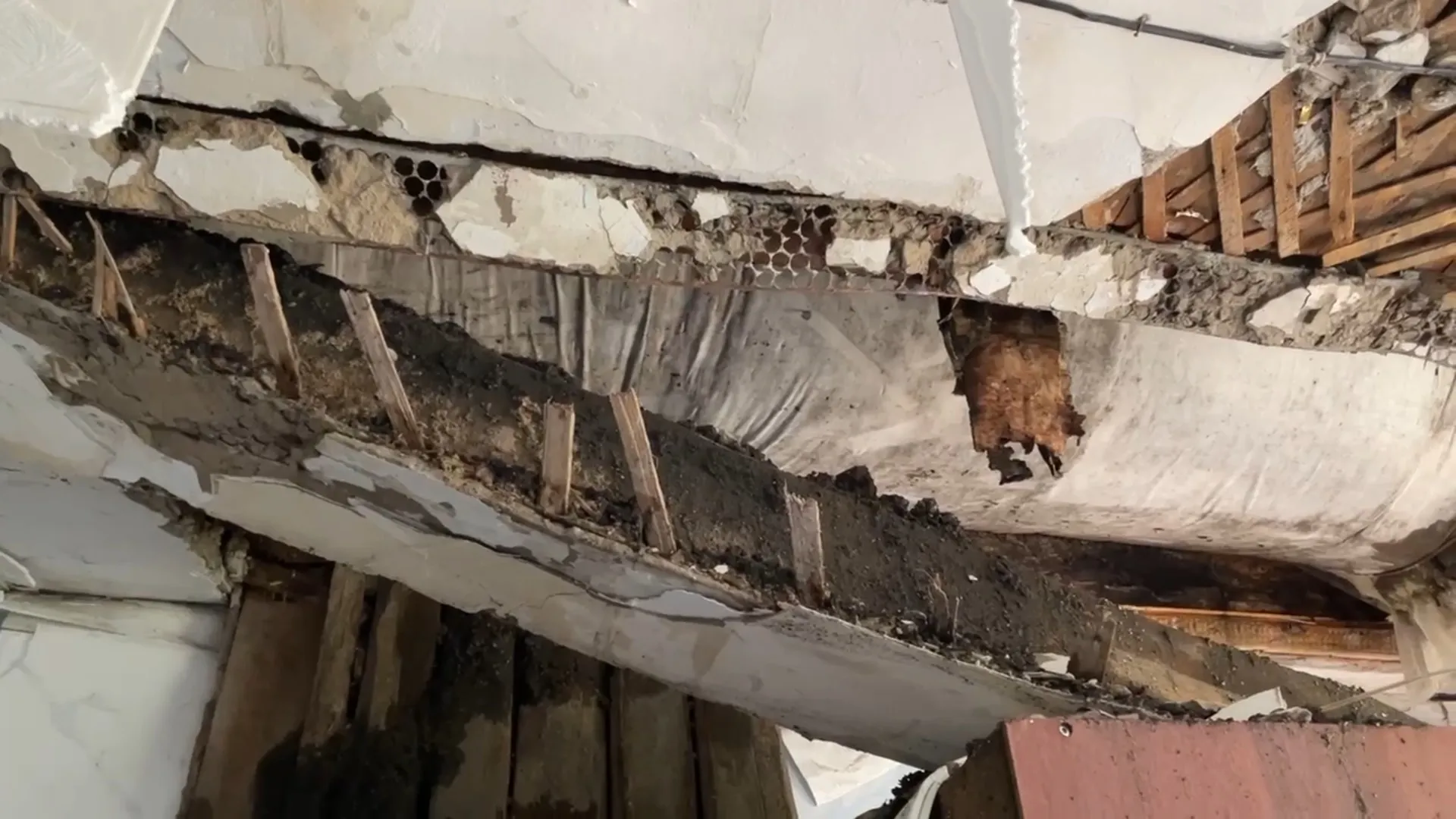 В барнаульской двухэтажке рано утром прорвало трубу отопления