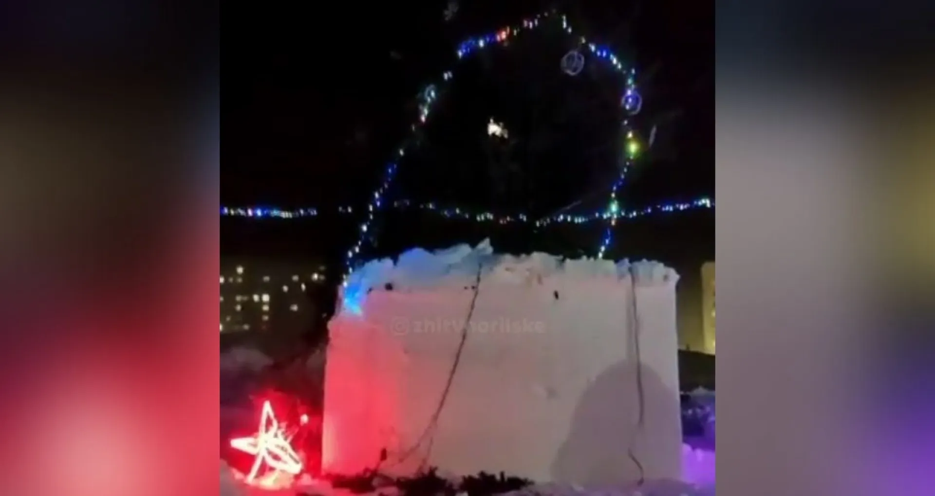 В сибирском городе новогоднюю ёлку снесло порывом ветра В сибирском городе новогоднюю ёлку снесло порывом ветра