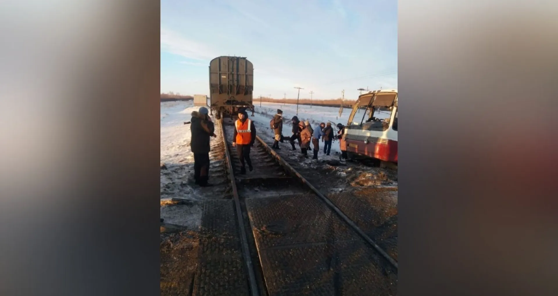 Количество пострадавших в аварии с поездом и автобусом в Алтайском крае выросло до девяти Количество пострадавших в аварии с поездом и автобусом в Алтайском крае выросло до девяти