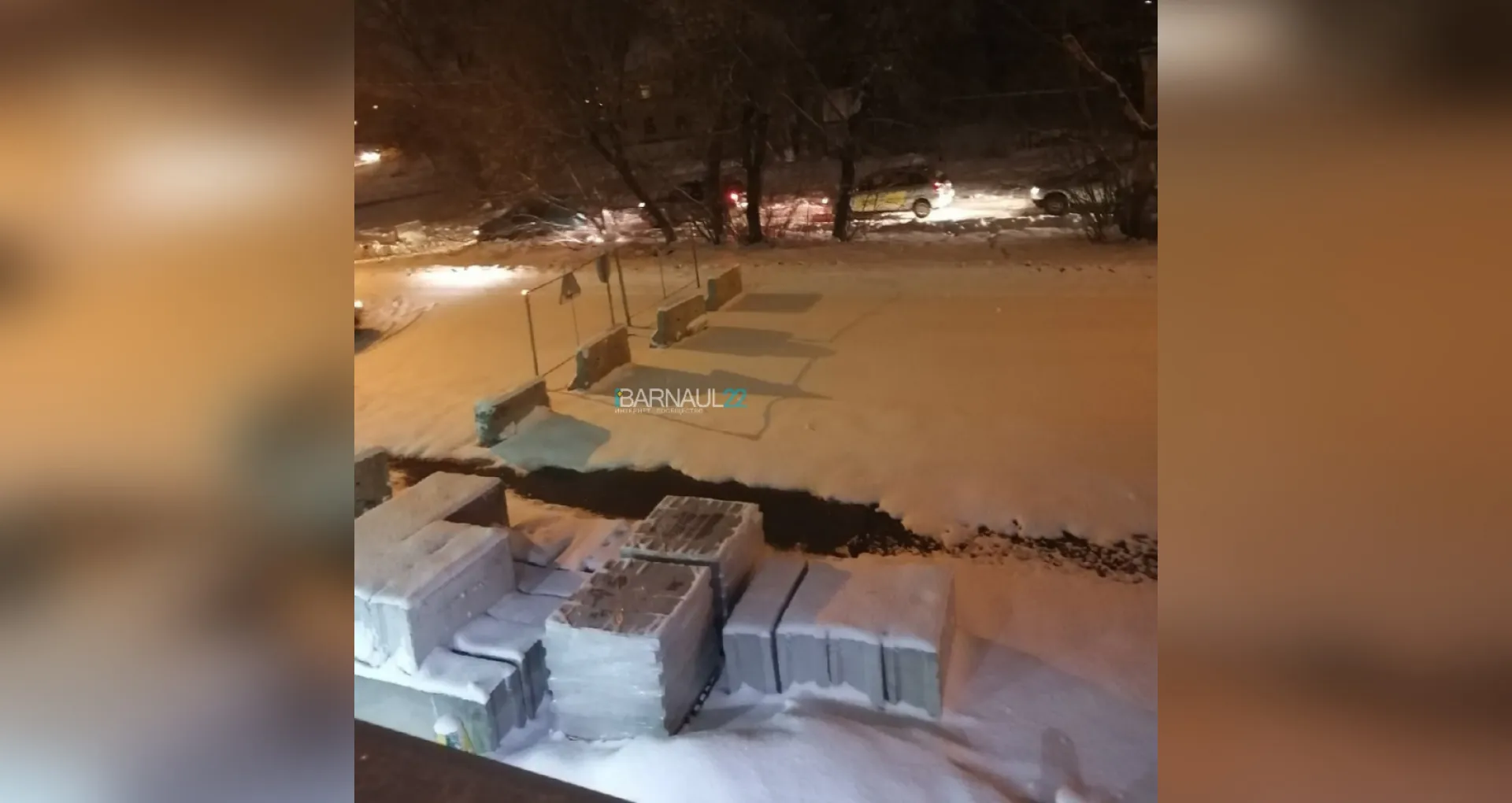 Барнаульцы жалуются на езду машин по пешеходной части