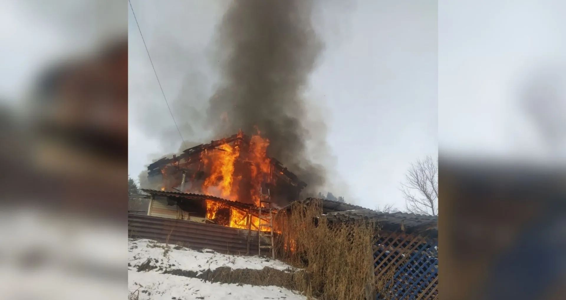Три человека погибли при пожаре частного дома на Алтае Три человека погибли при пожаре частного дома на Алтае