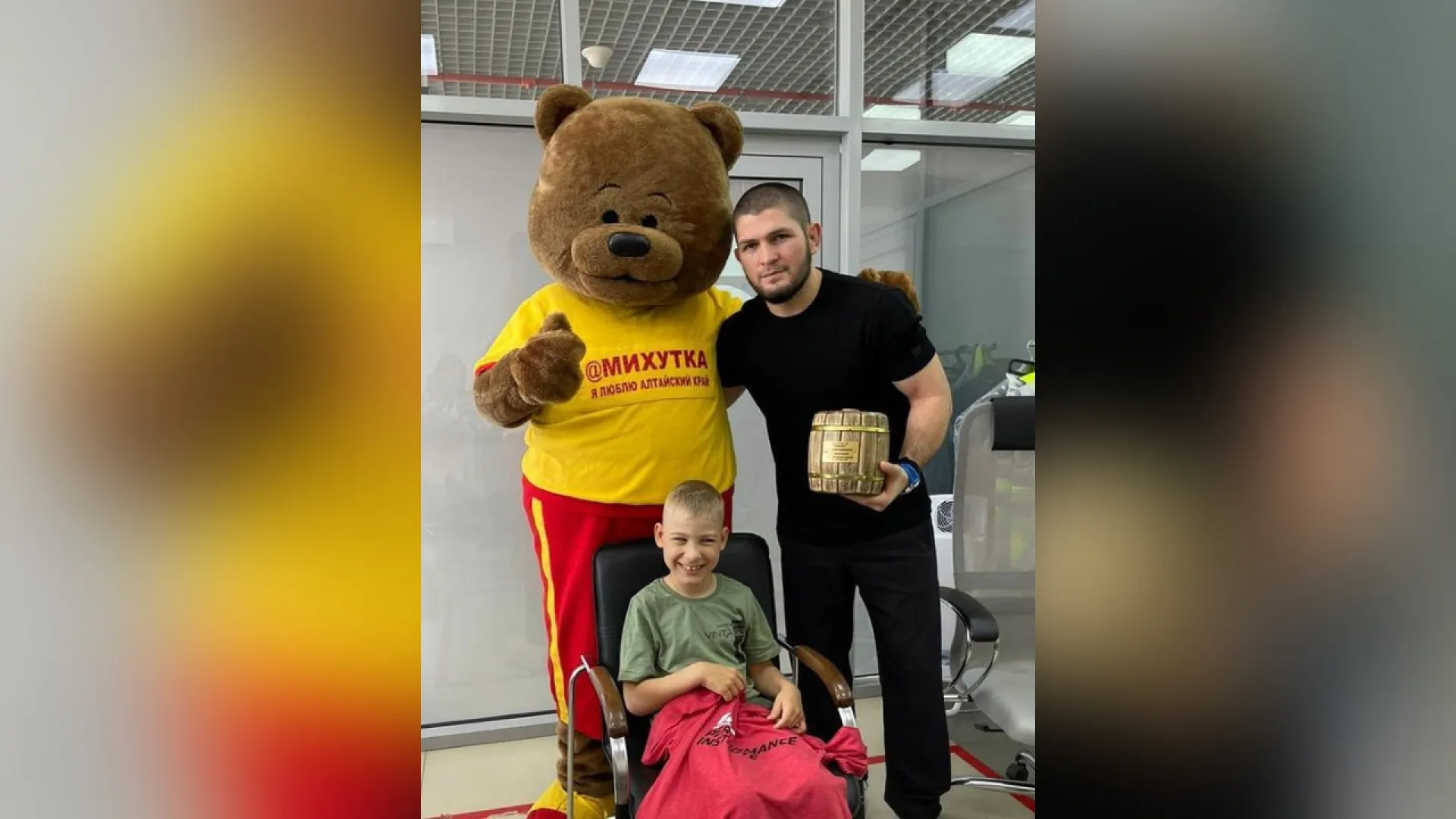 Юный барнаулец встретился с чемпионом UFС Хабибом Нурмагомедовым