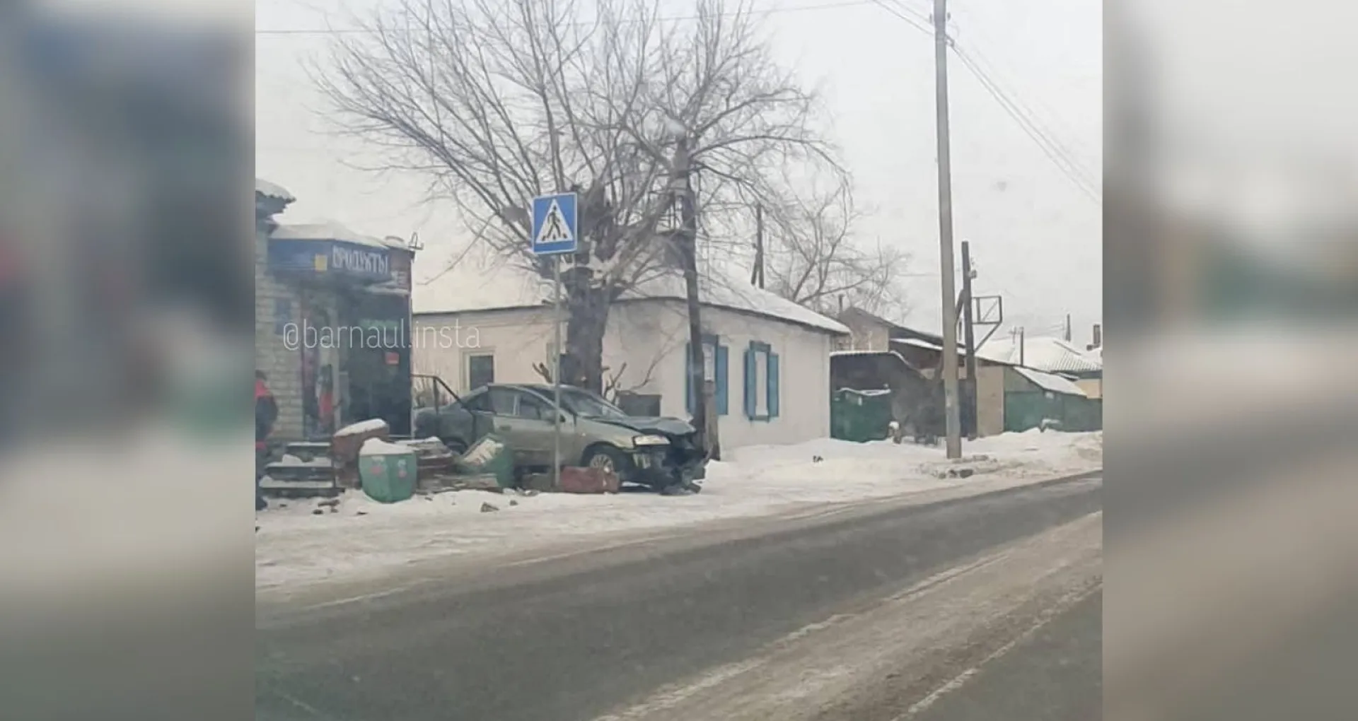 Автомобиль врезался в здание барнаульского магазина